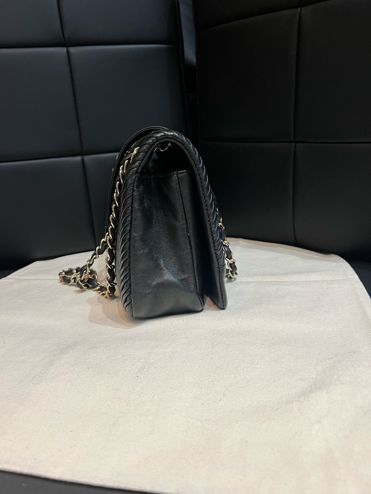 Chanel - Classic Flap - Leather - Black - (medium)