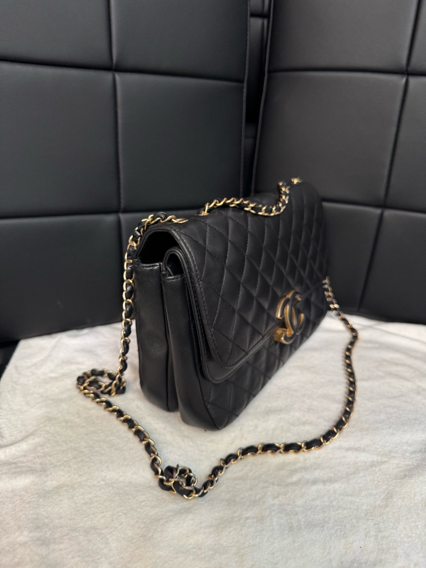 Chanel - Classic Flap - Leather - Black - (medium)