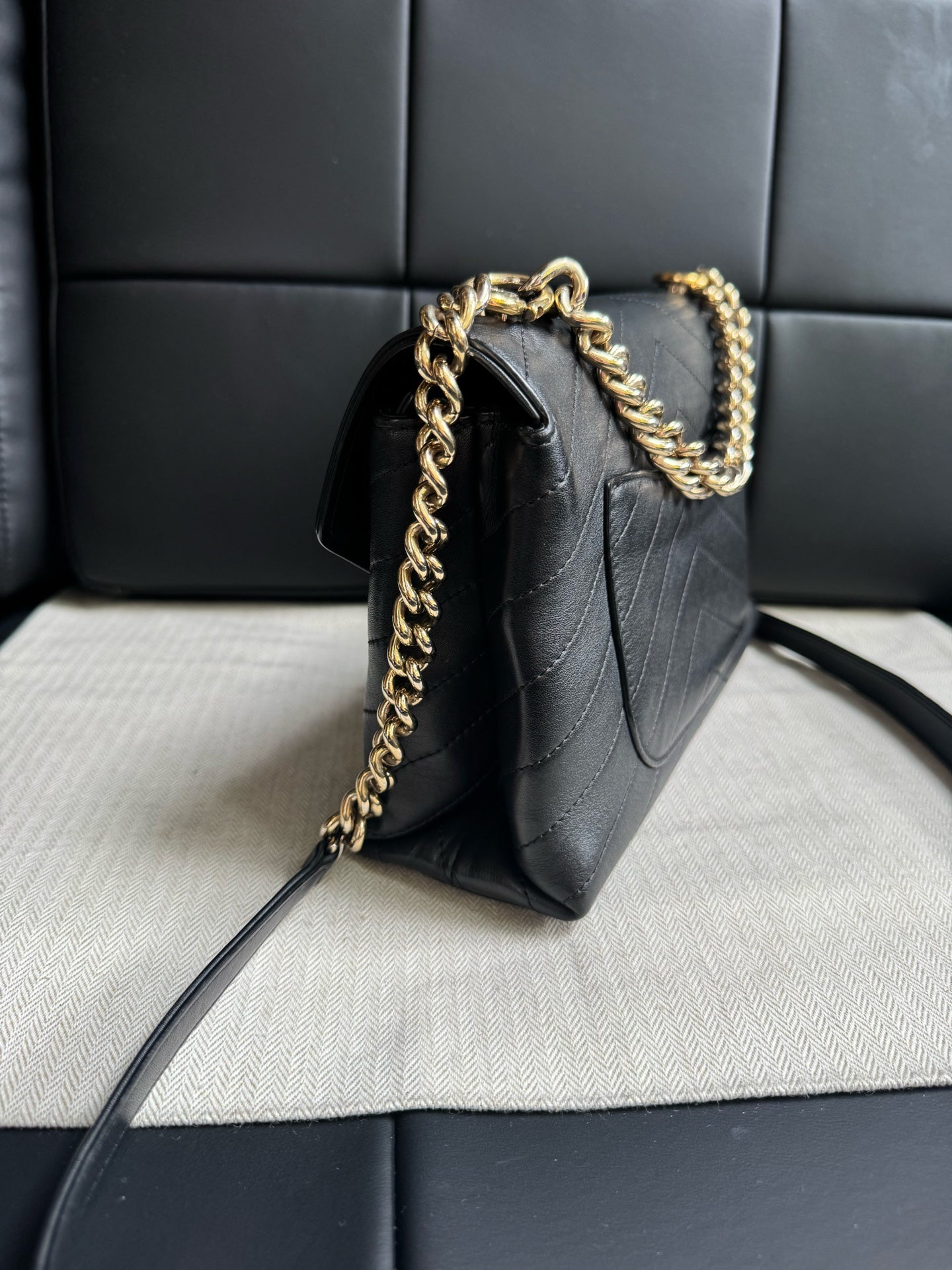 Chanel - Classic Flap - Leather - Black - (medium)