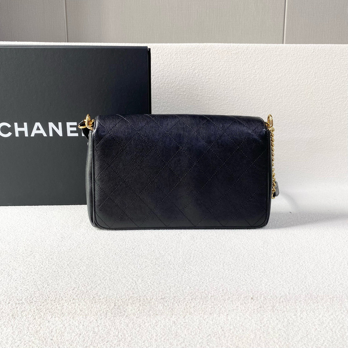 Chanel - Classic Flap - Leather - Black - (medium)