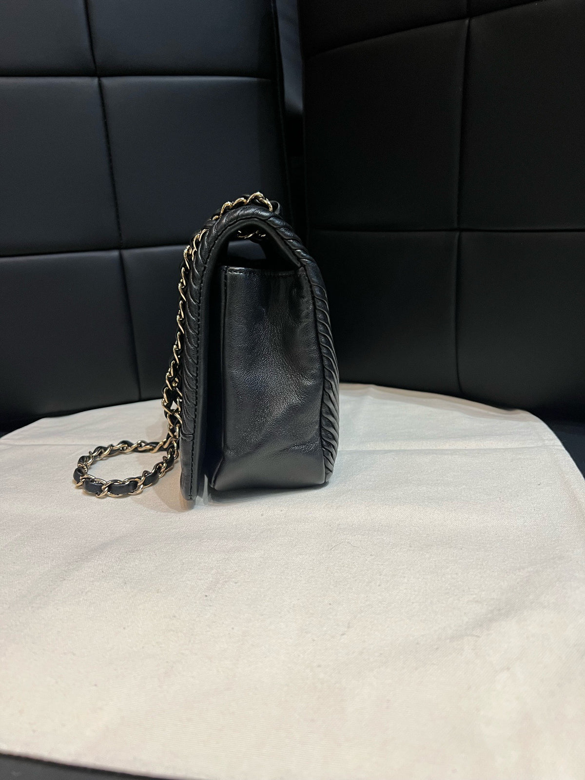 Chanel - Classic Flap - Leather - Black - (medium)