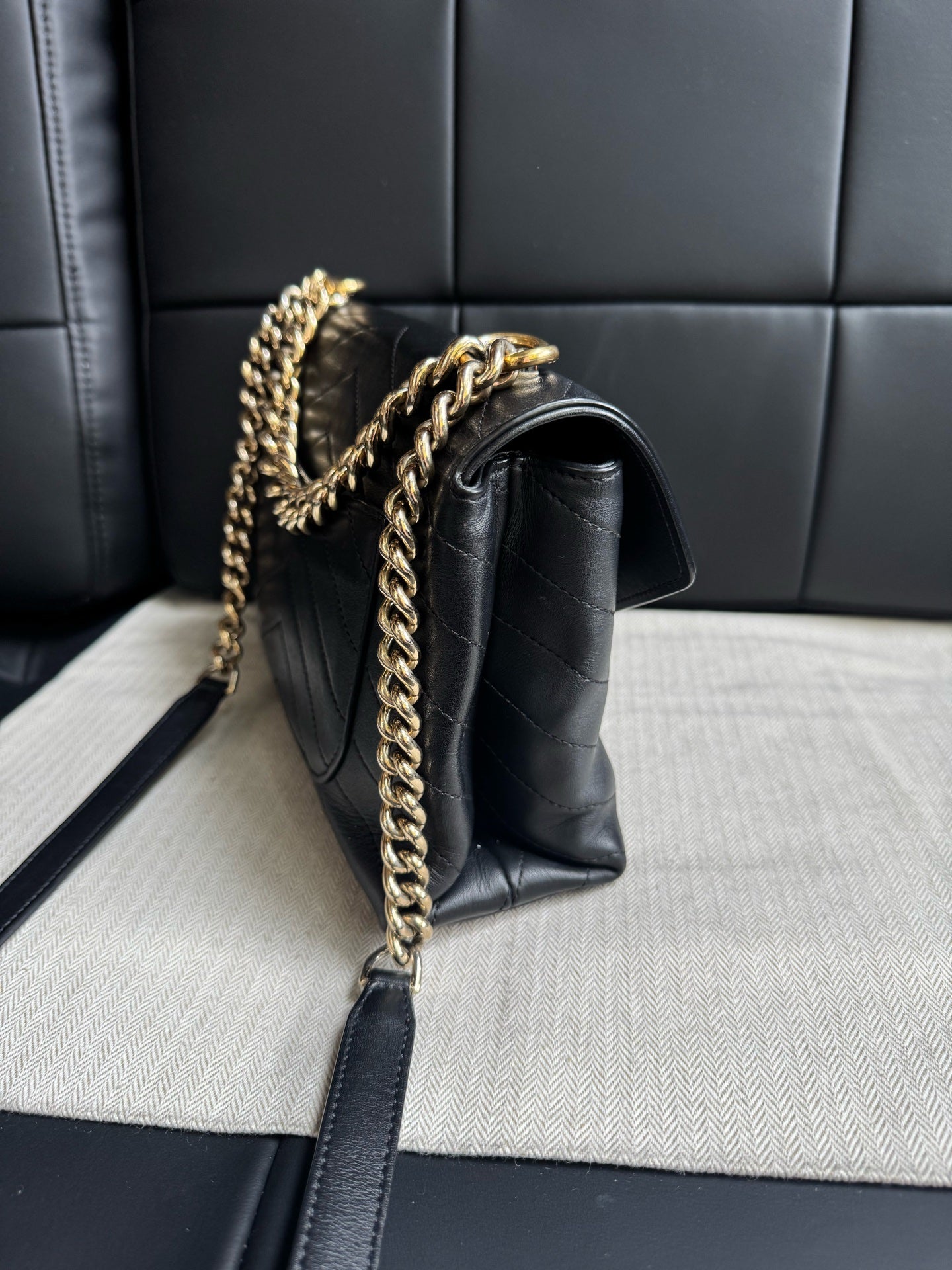 Chanel - Classic Flap - Leather - Black - (medium)