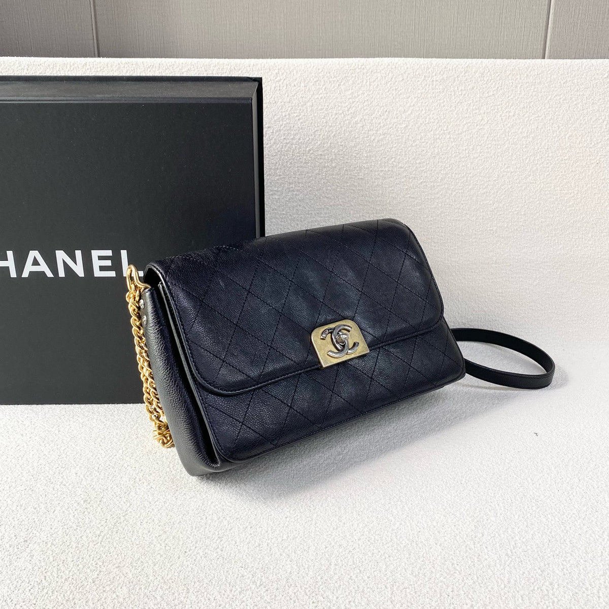 Chanel - Classic Flap - Leather - Black - (medium)
