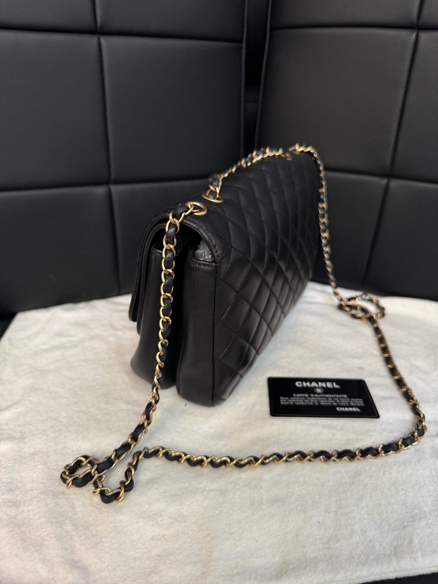 Chanel - Classic Flap - Leather - Black - (medium)