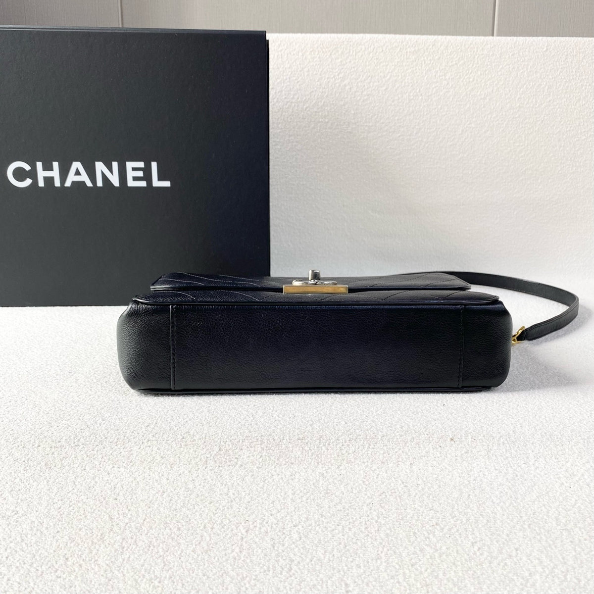 Chanel - Classic Flap - Leather - Black - (medium)