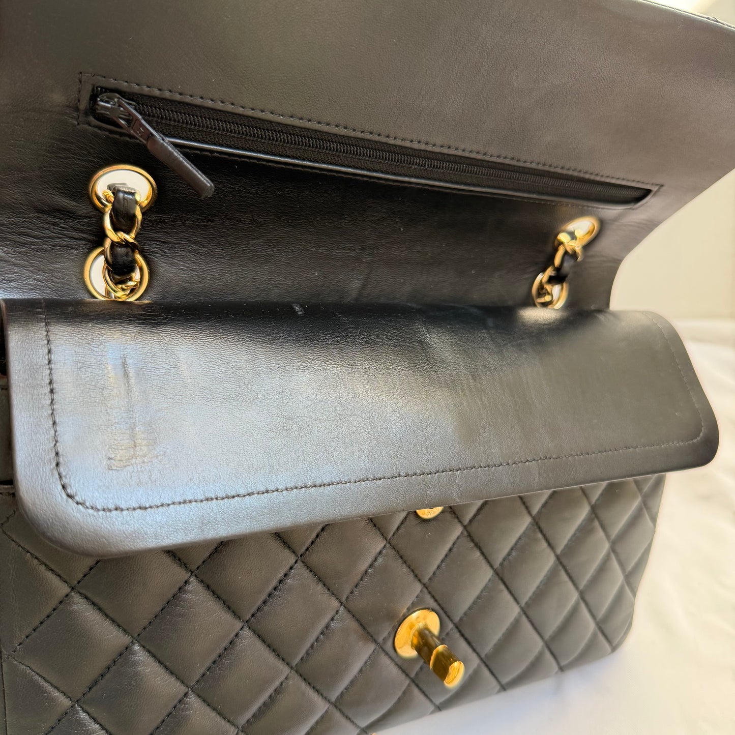 Chanel - Classic Flap - Leather - Black - (medium)