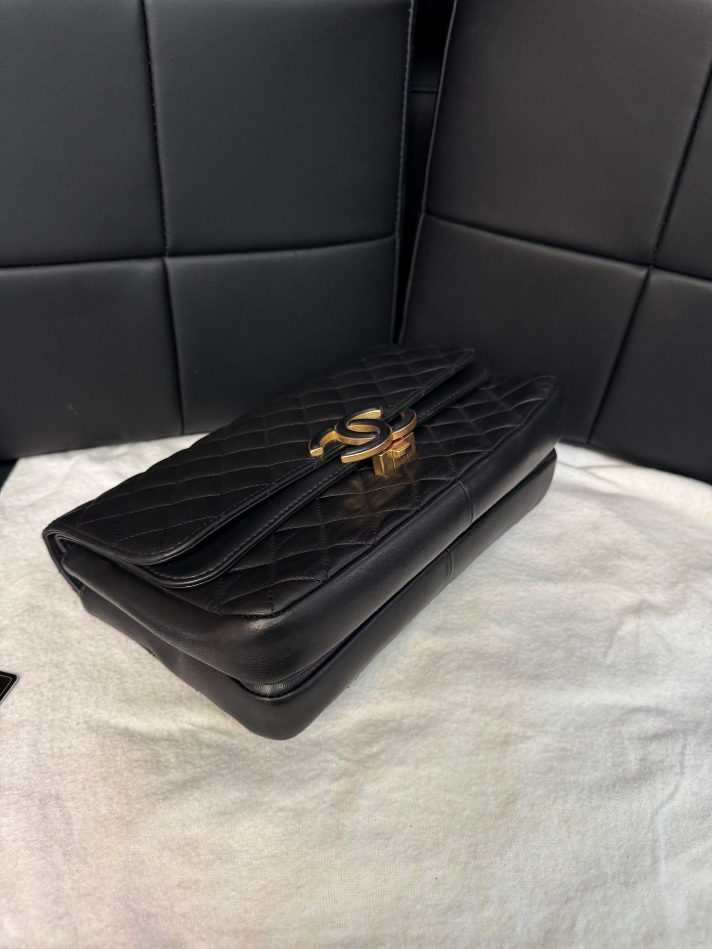 Chanel - Classic Flap - Leather - Black - (medium)