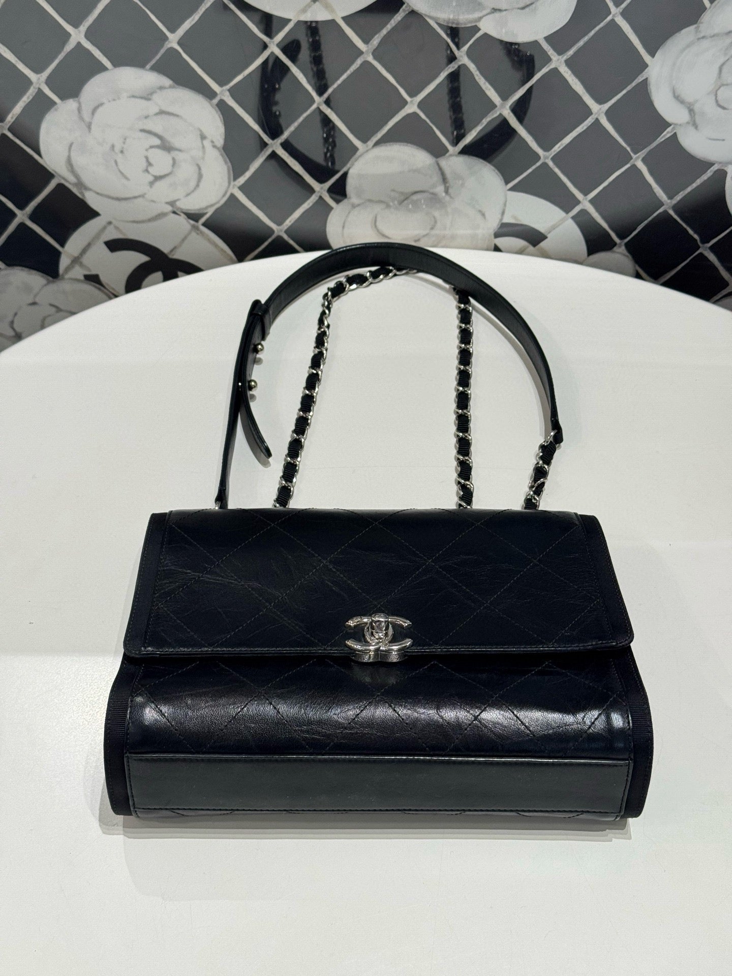 Chanel - Classic Flap - Leather - Black - (medium)