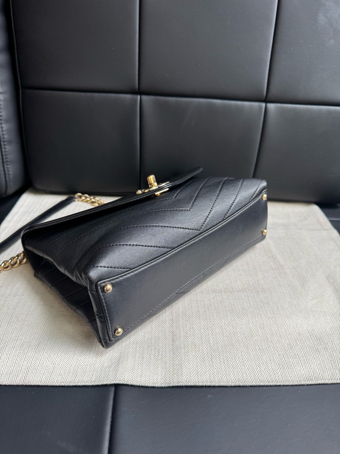Chanel - Classic Flap - Leather - Black - (medium)