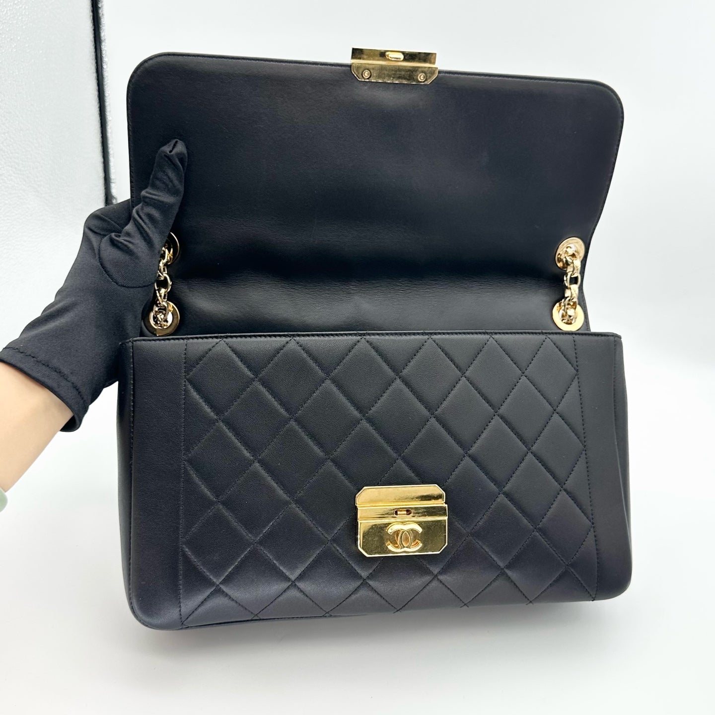 Chanel - Classic Flap - Leather - Black - (medium)