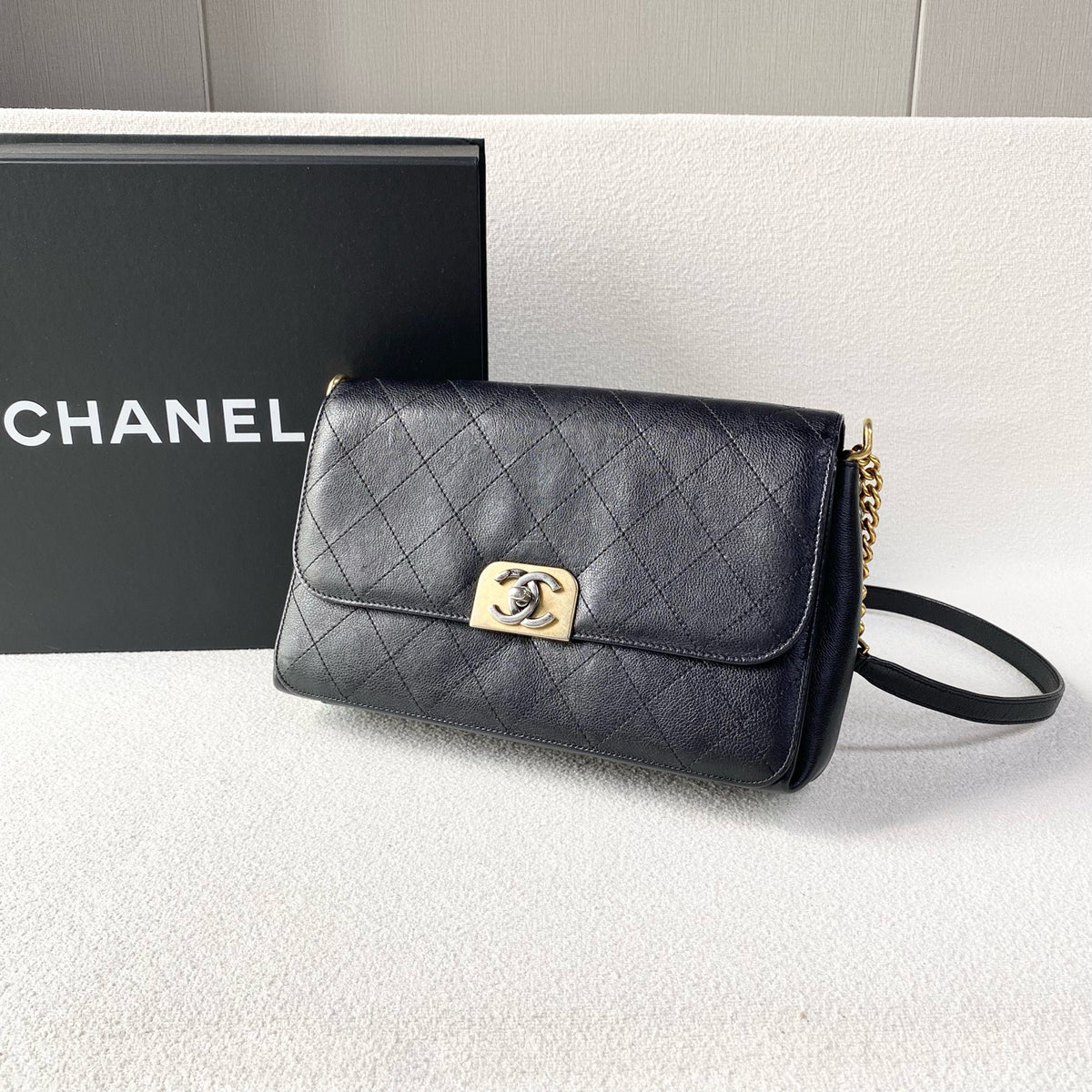 Chanel - Classic Flap - Leather - Black - (medium)