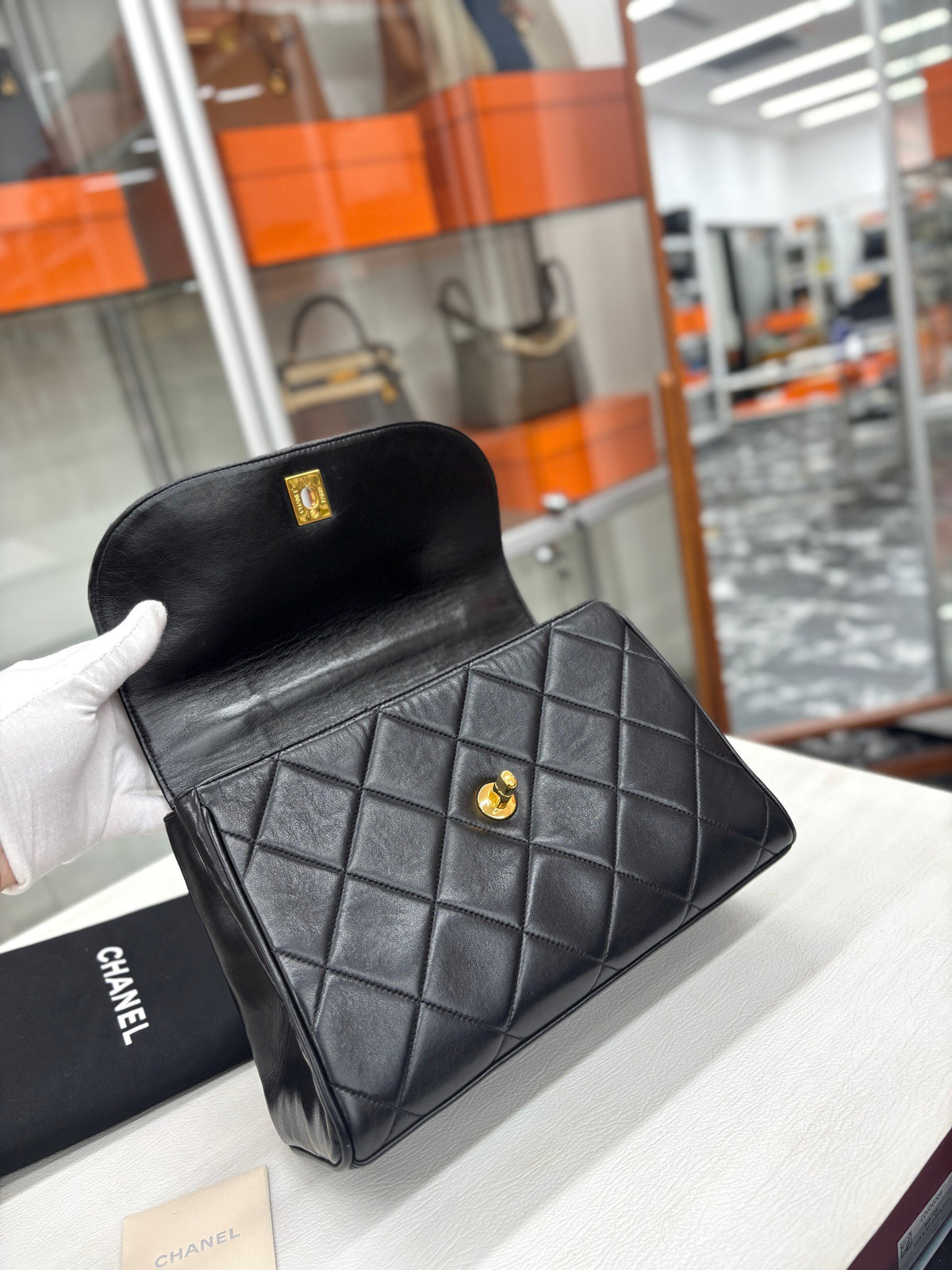 Chanel - Classic Flap - Leather - Black - (medium)