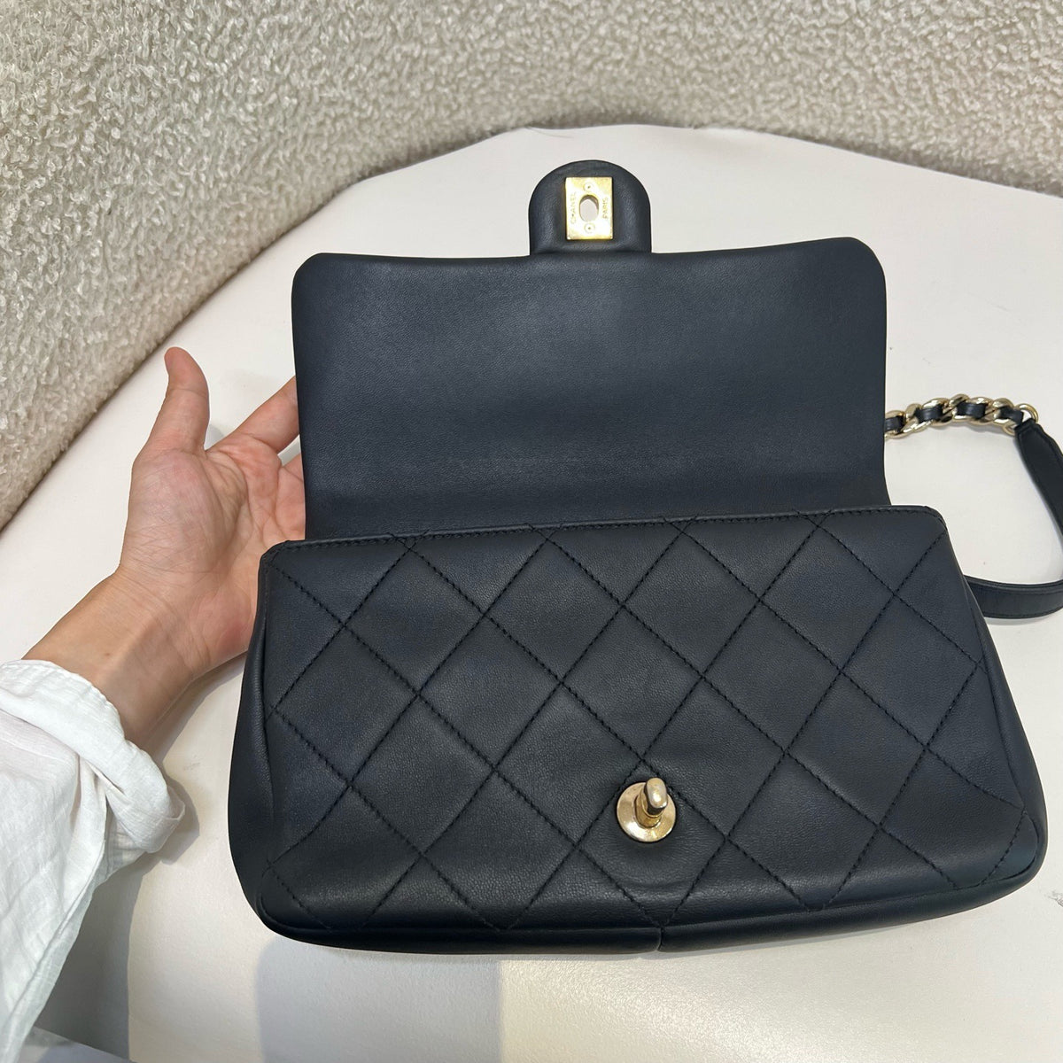 Chanel - Classic Flap - Leather - Black - (medium)