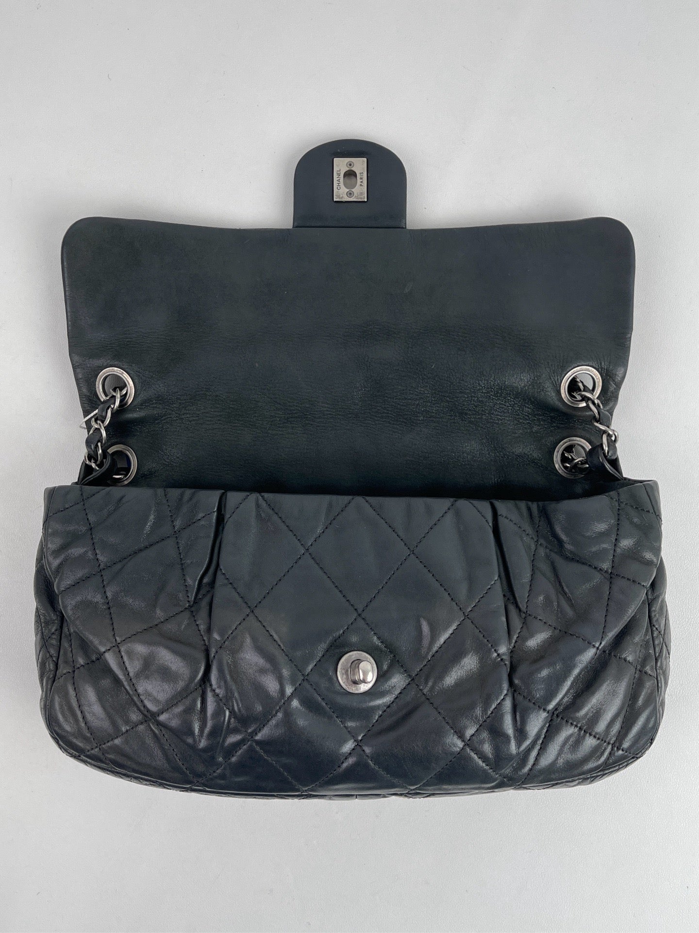 Chanel - Classic Flap - Leather - Black - (medium)