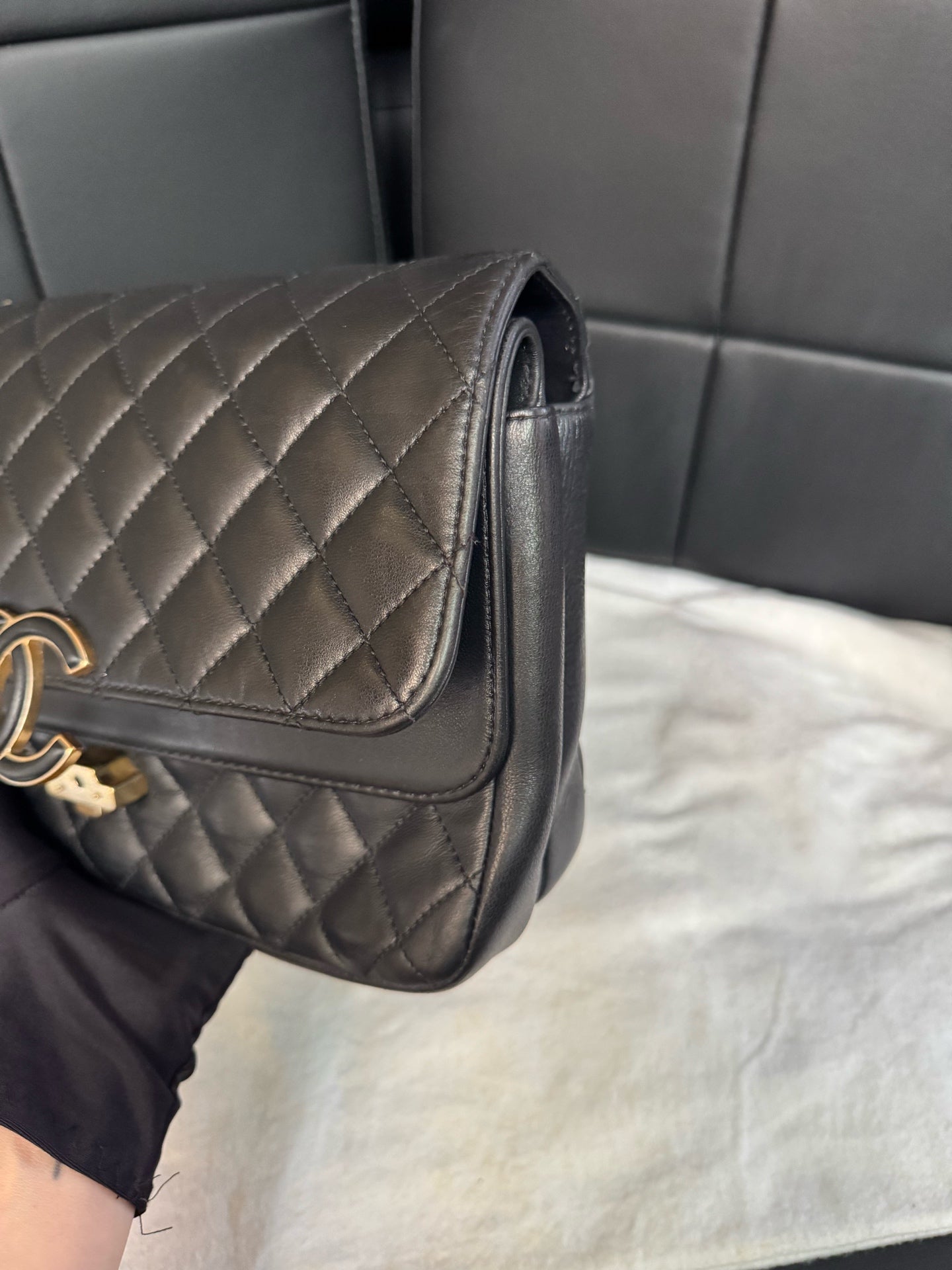 Chanel - Classic Flap - Leather - Black - (medium)