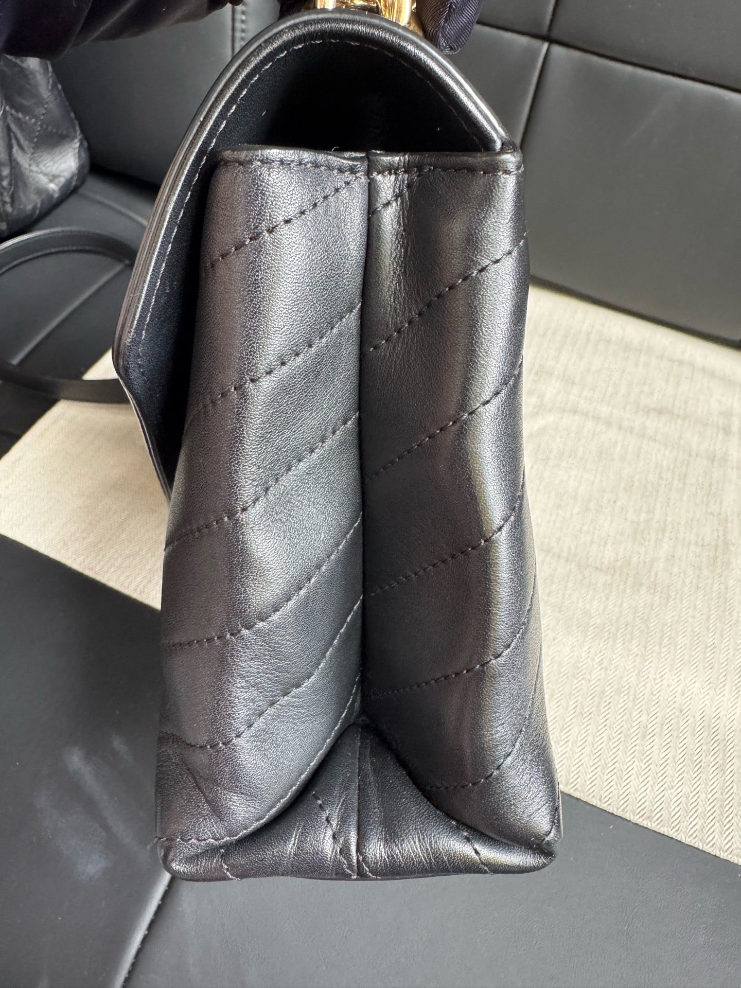 Chanel - Classic Flap - Leather - Black - (medium)