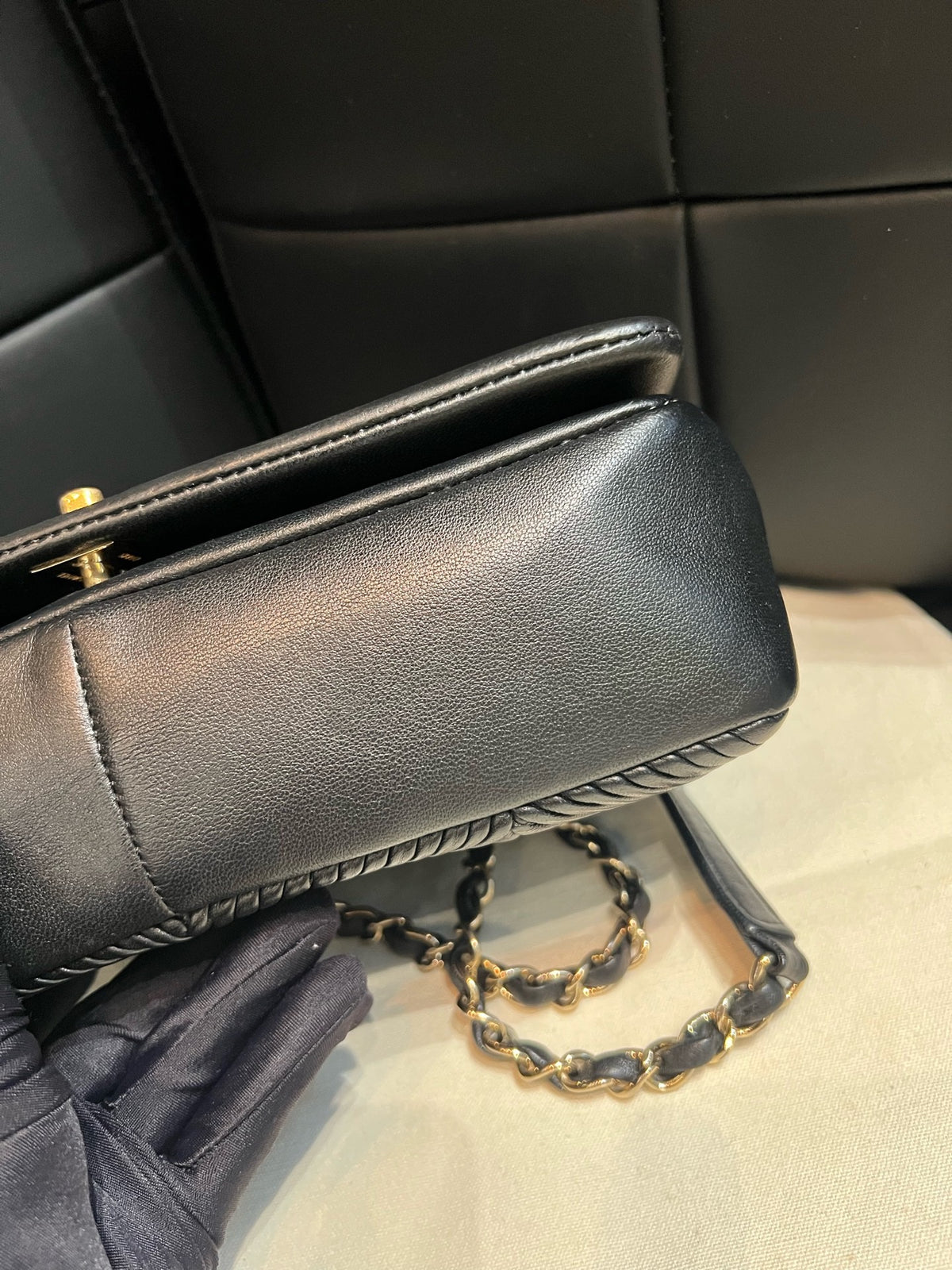 Chanel - Classic Flap - Leather - Black - (medium)