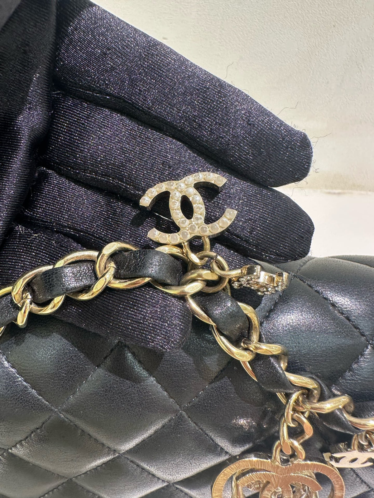 Chanel - Classic Flap - Leather - Black - (Medium)