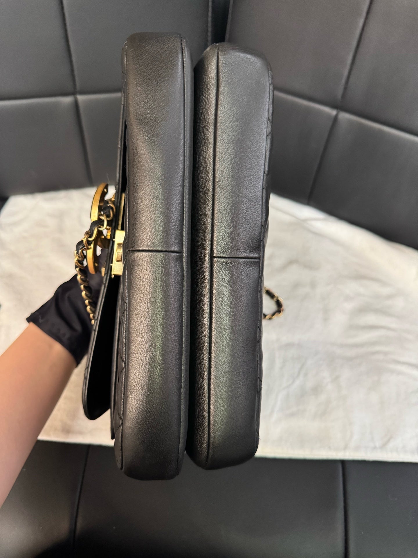 Chanel - Classic Flap - Leather - Black - (medium)