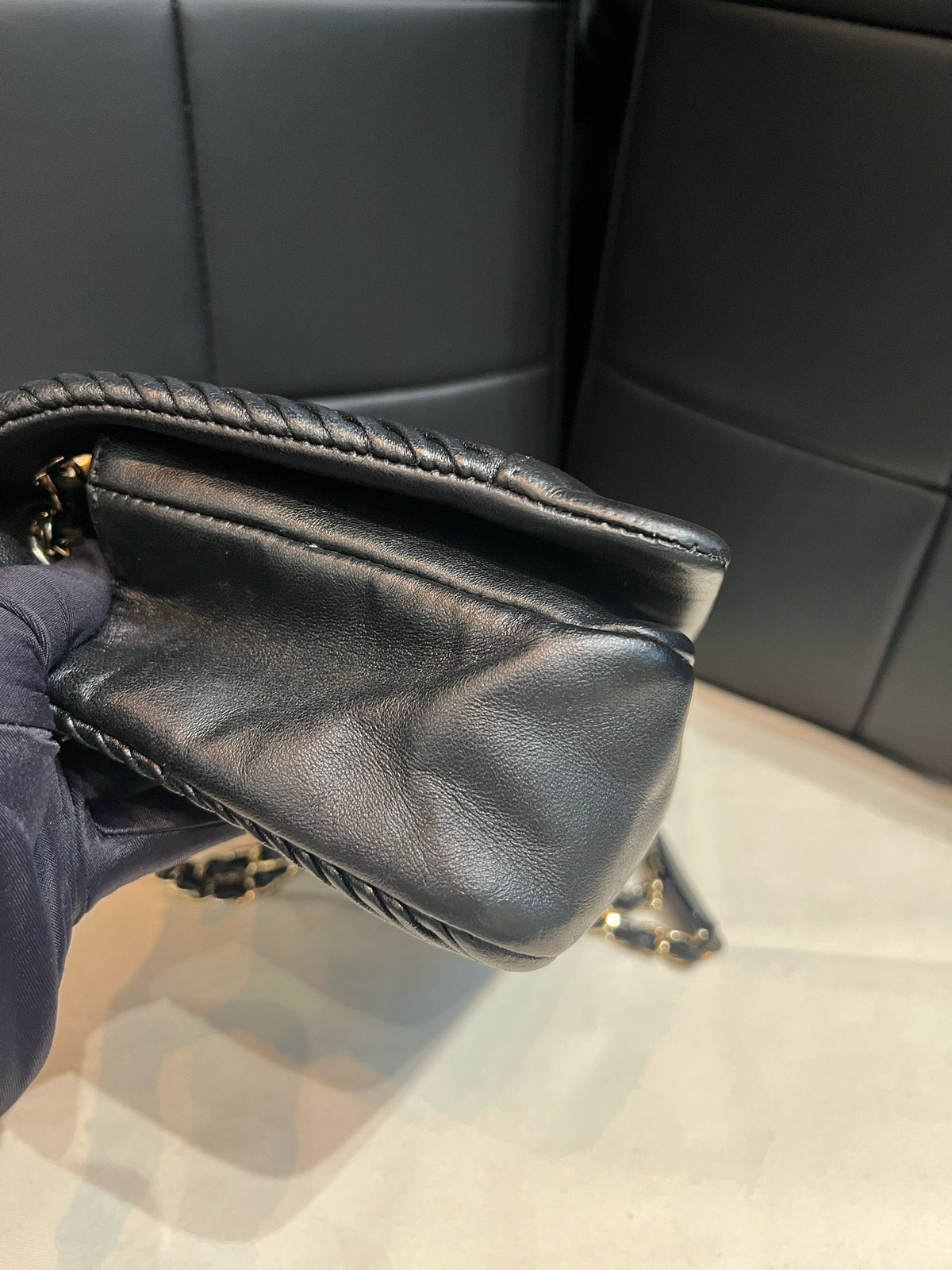Chanel - Classic Flap - Leather - Black - (medium)