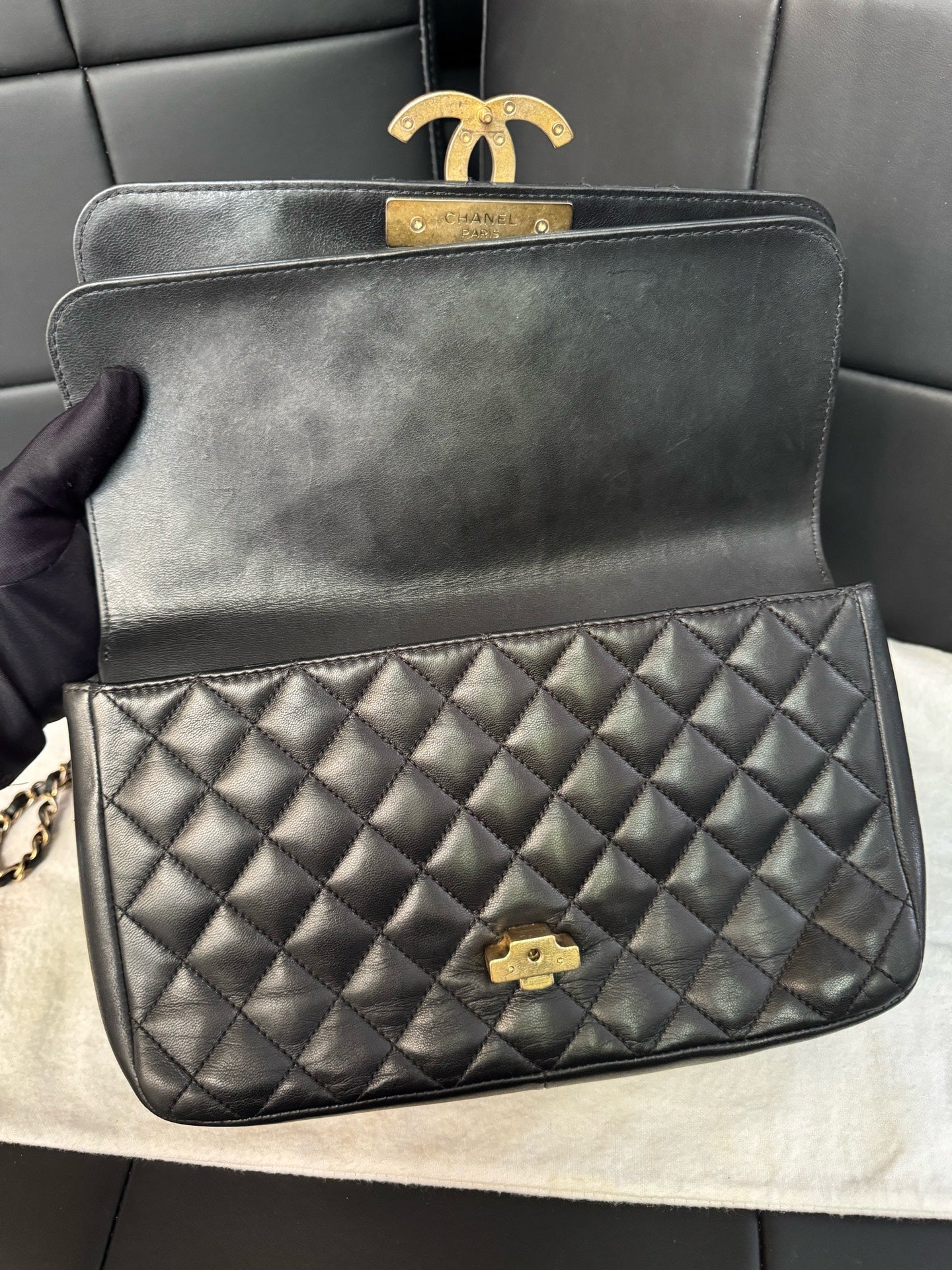 Chanel - Classic Flap - Leather - Black - (medium)
