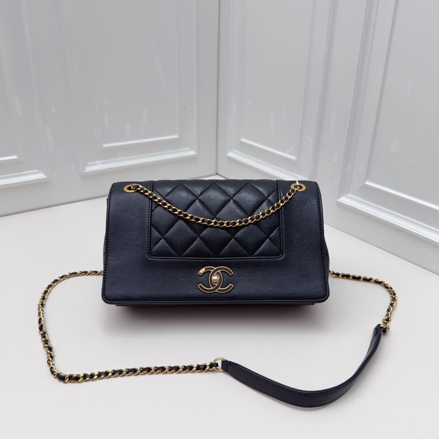 Chanel - Classic Flap - Leather - Black - (small)