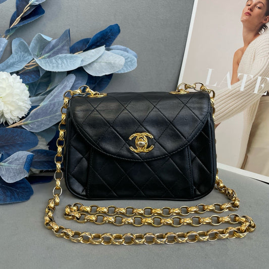 Chanel - Classic Flap - Leather - Black - (small)