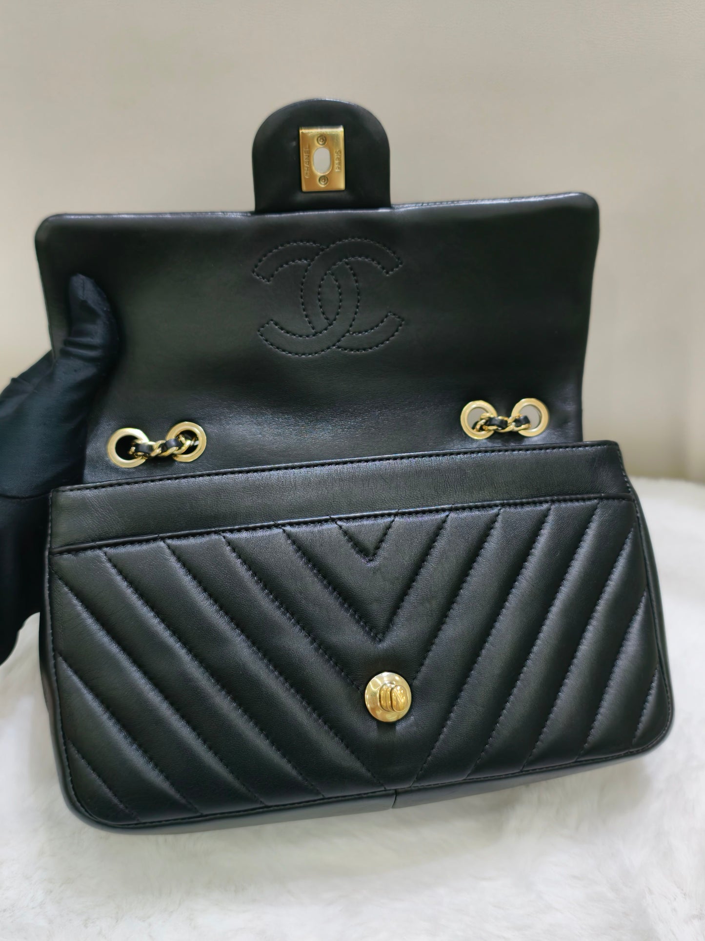 Chanel - Classic Flap - Leather - Black - (small)