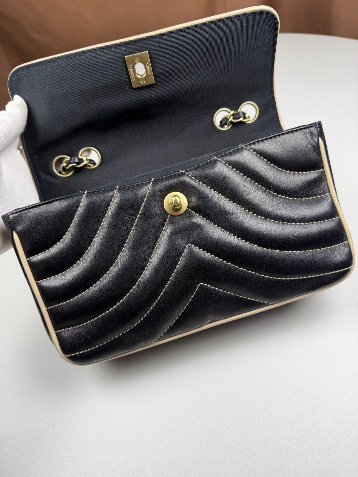 Chanel - Classic Flap - Leather - Black - (small)