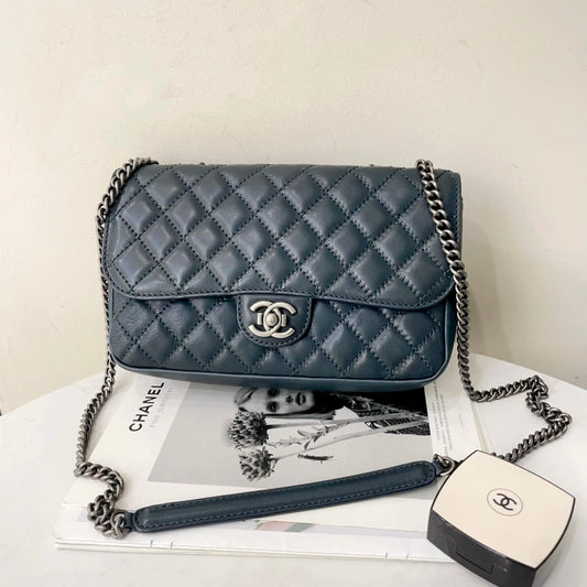 Chanel - Classic Flap - Leather - Green - (medium)