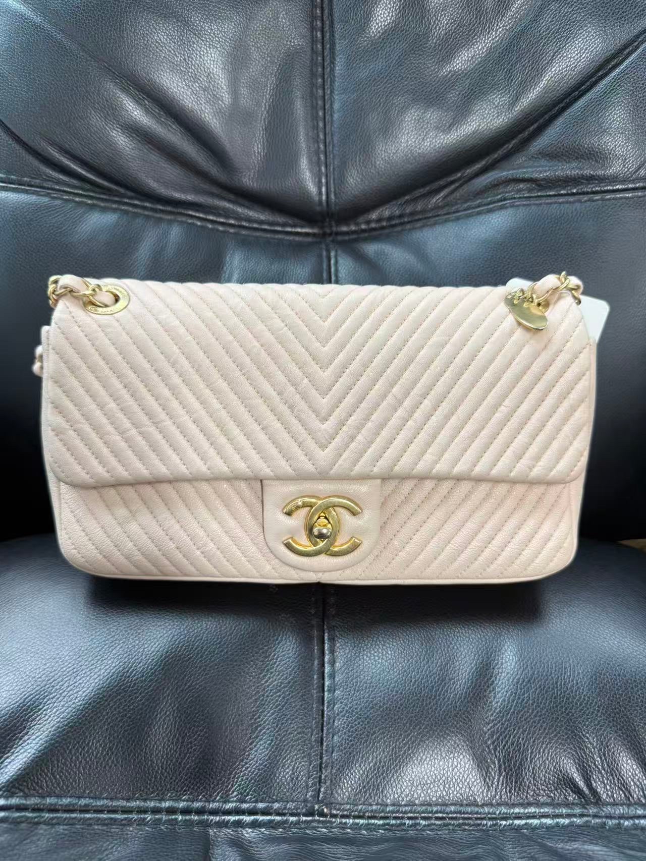 Chanel - Classic Flap - Leather - Pink - (medium)
