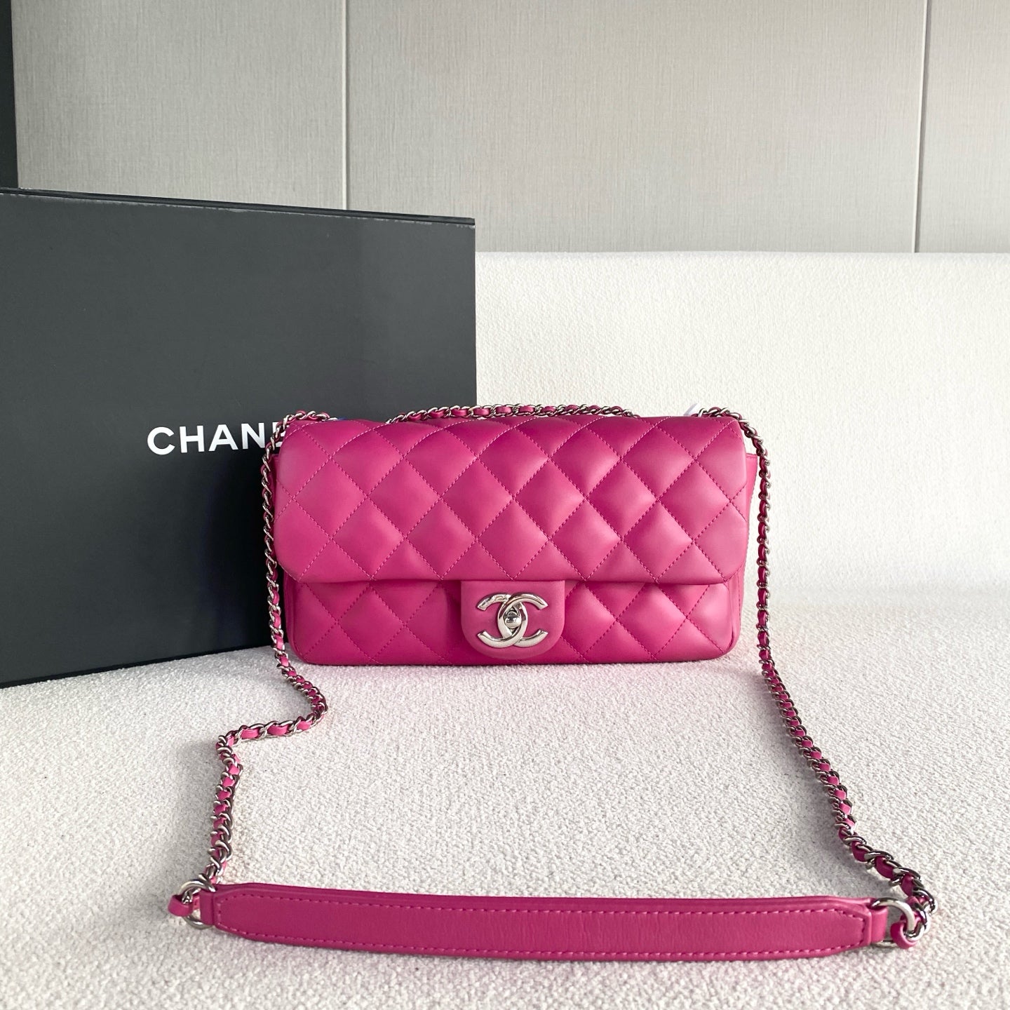 Chanel - Classic Flap - Leather - Pink - (medium)