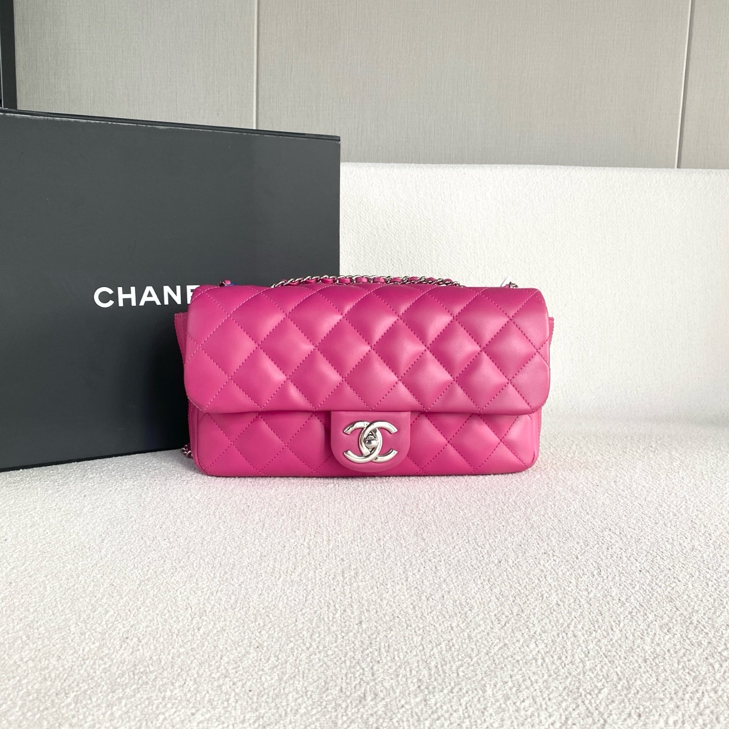 Chanel - Classic Flap - Leather - Pink - (medium)