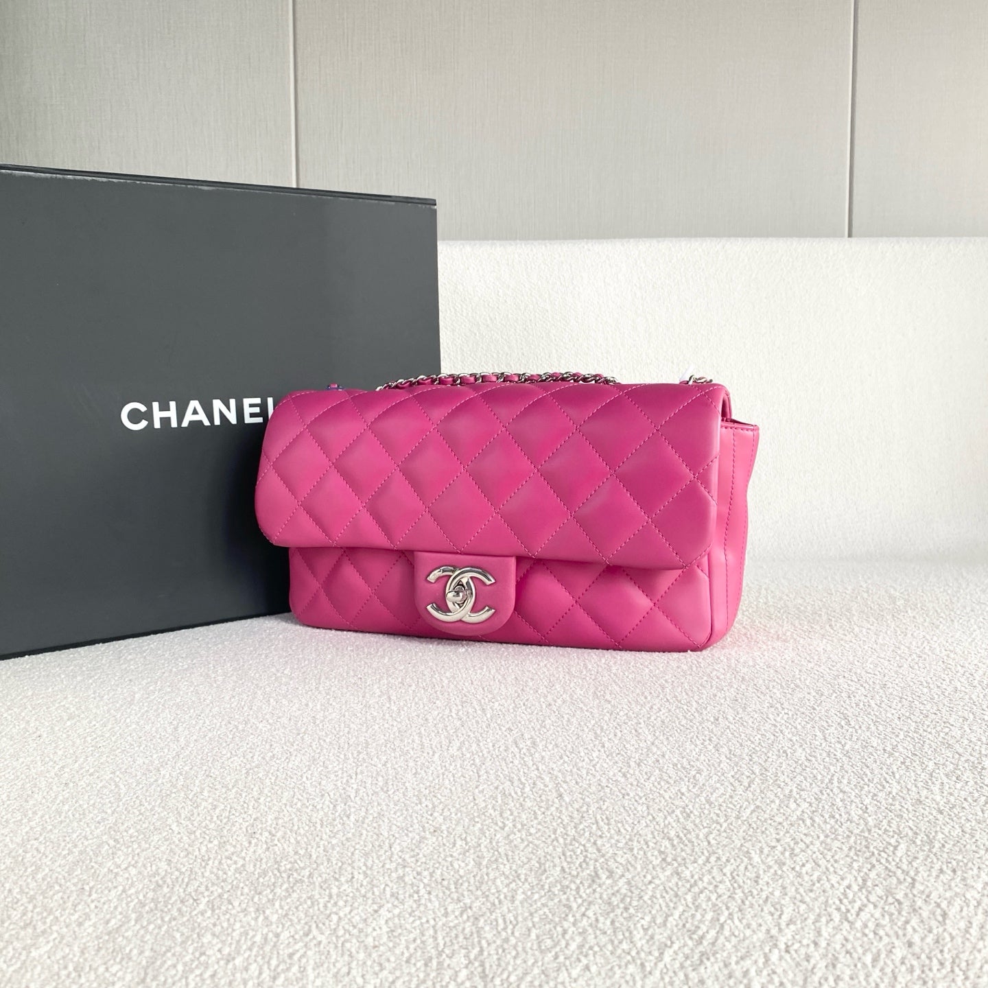 Chanel - Classic Flap - Leather - Pink - (medium)