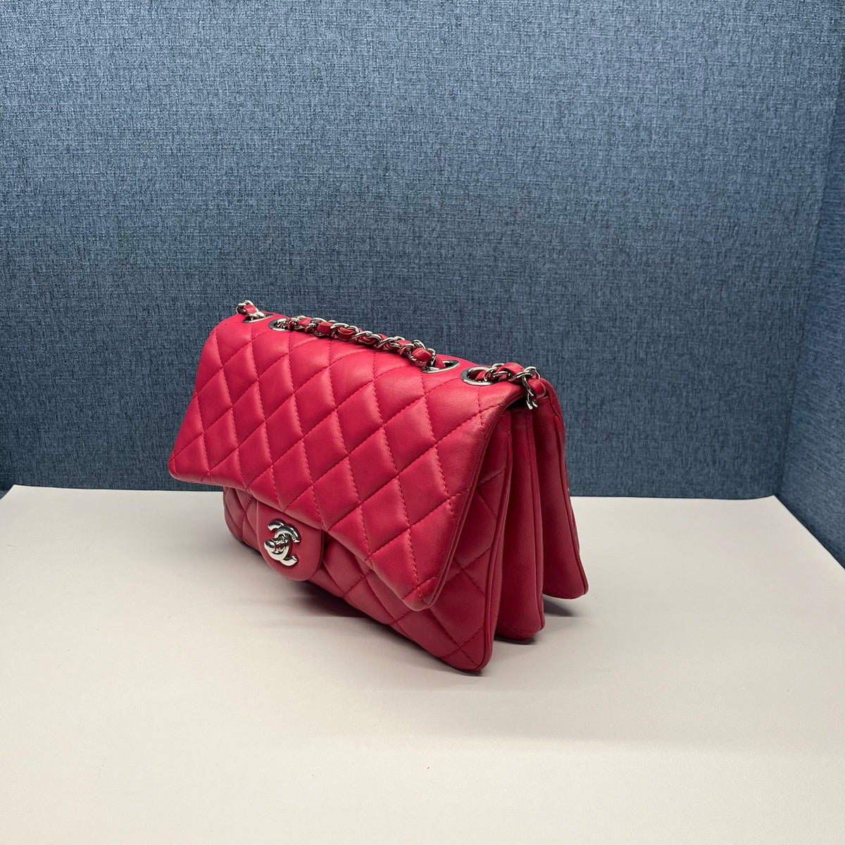 Chanel - Classic Flap - Leather - Pink - (medium)