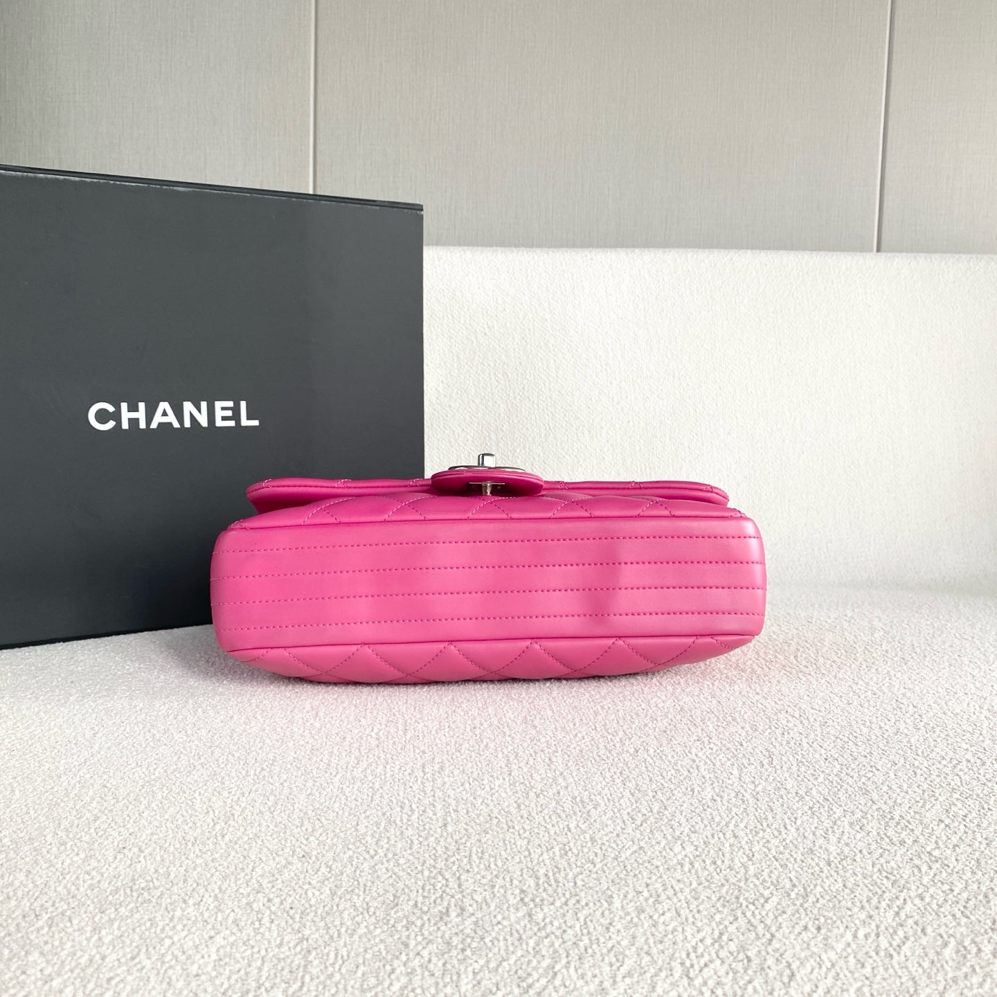 Chanel - Classic Flap - Leather - Pink - (medium)