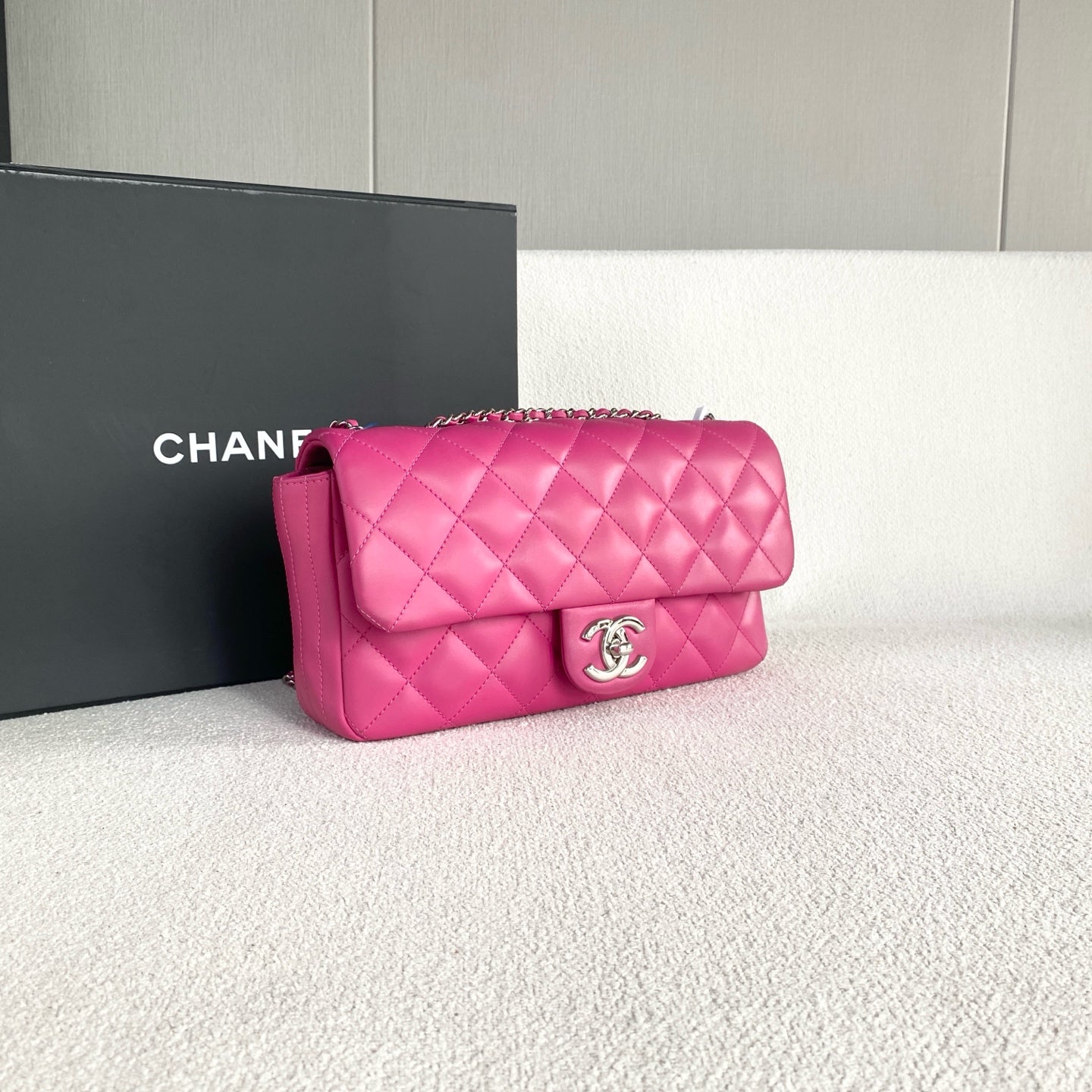 Chanel - Classic Flap - Leather - Pink - (medium)