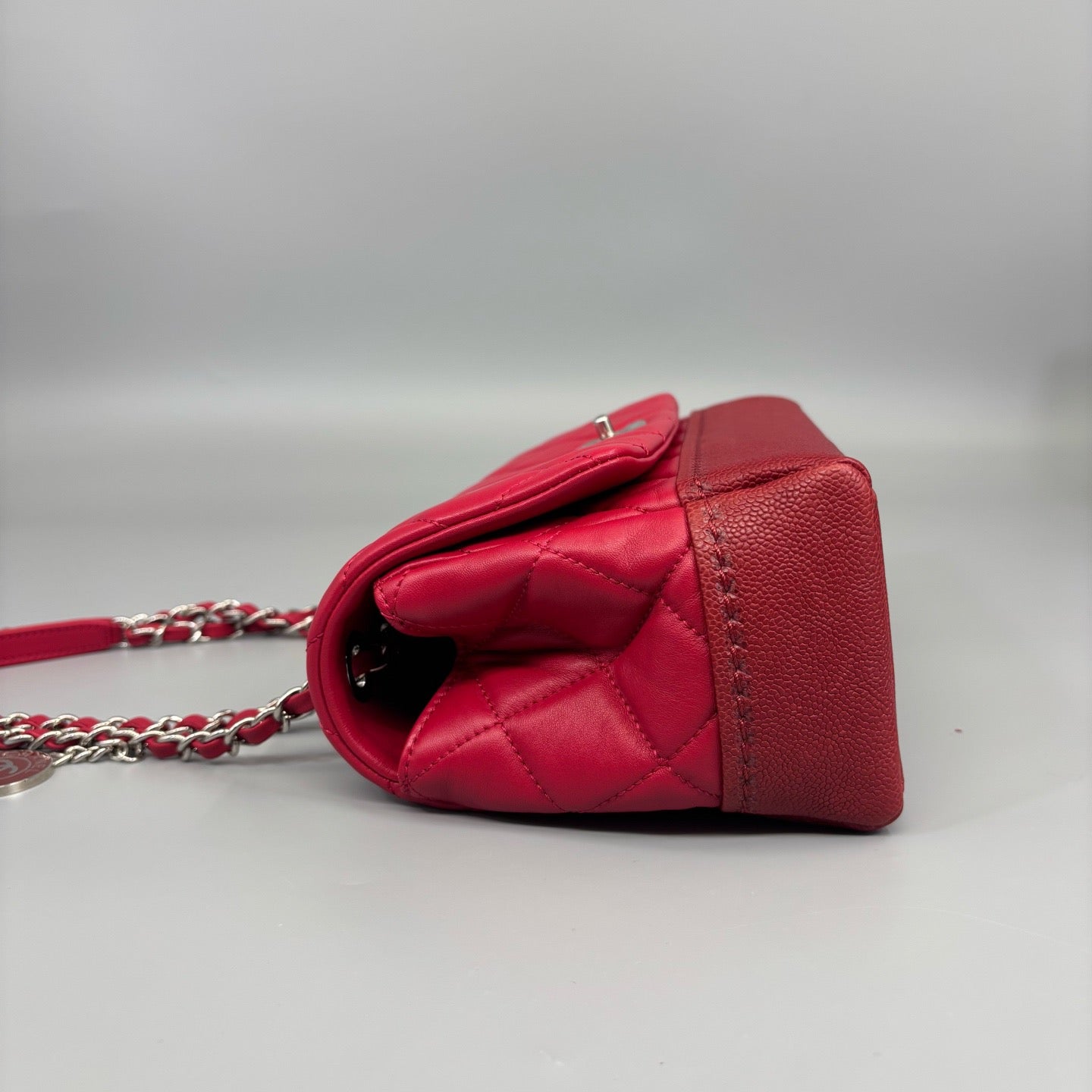 Chanel - Classic Flap - Leather - Red - (medium)