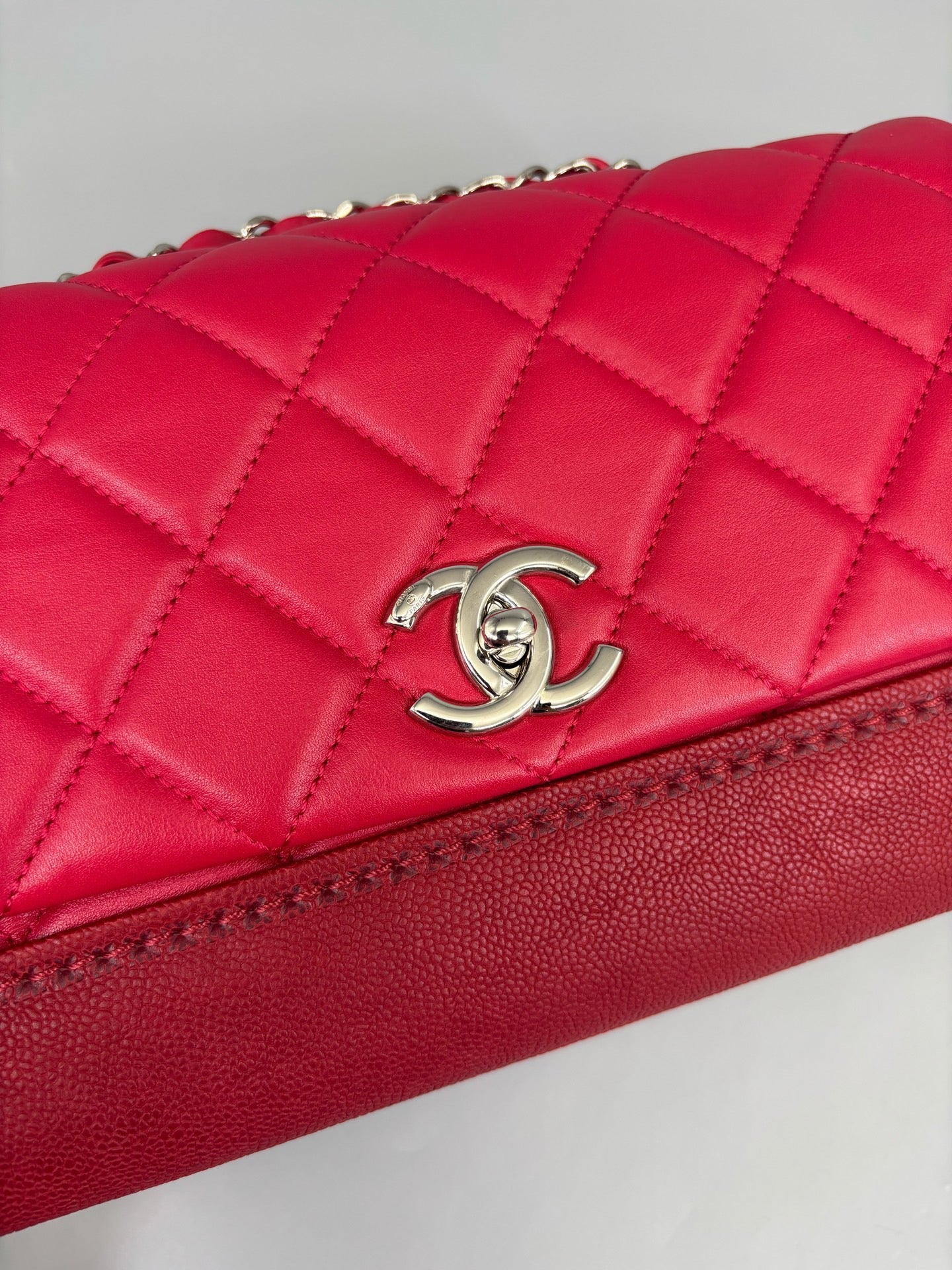 Chanel - Classic Flap - Leather - Red - (medium)