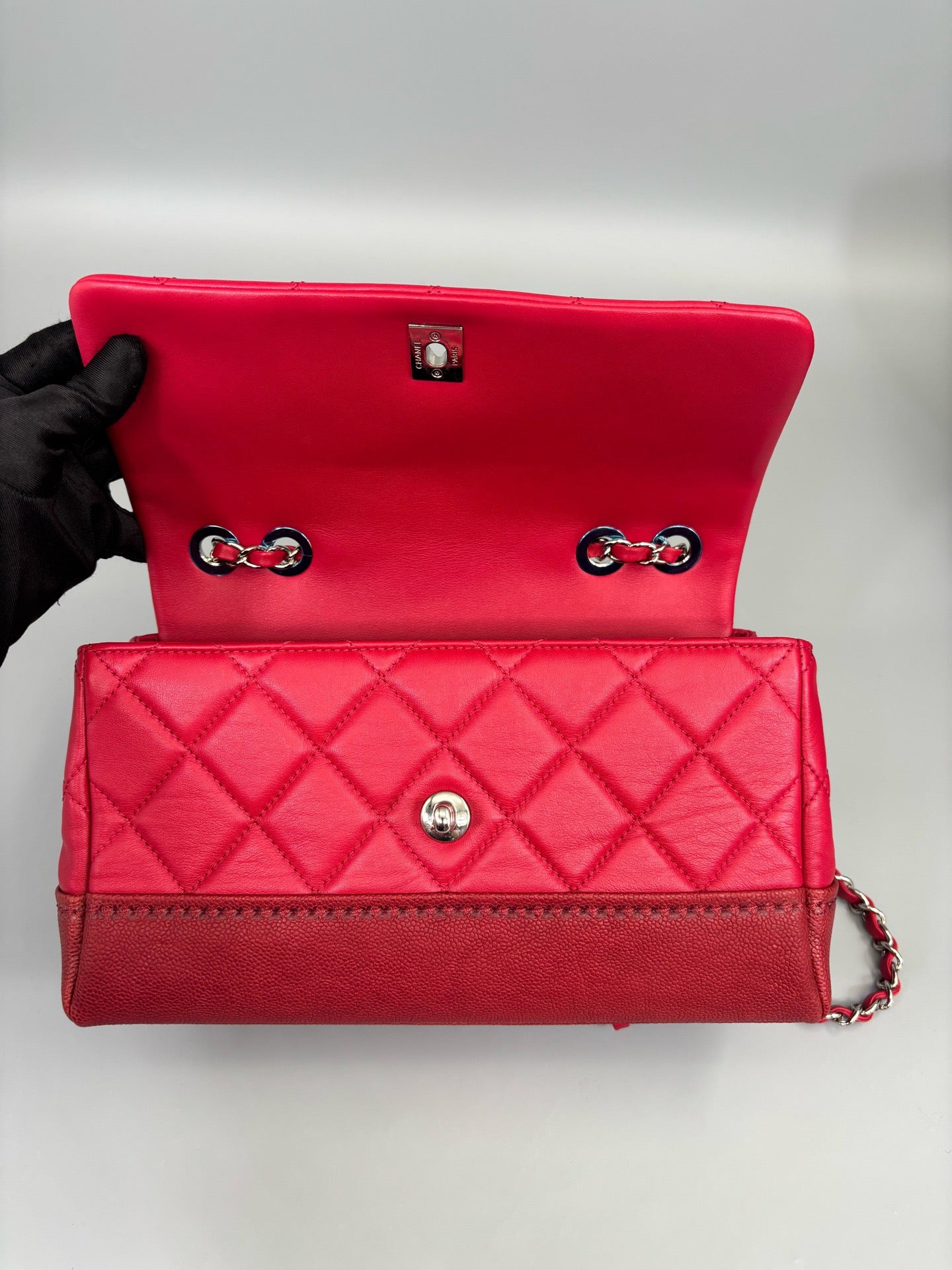 Chanel - Classic Flap - Leather - Red - (medium)