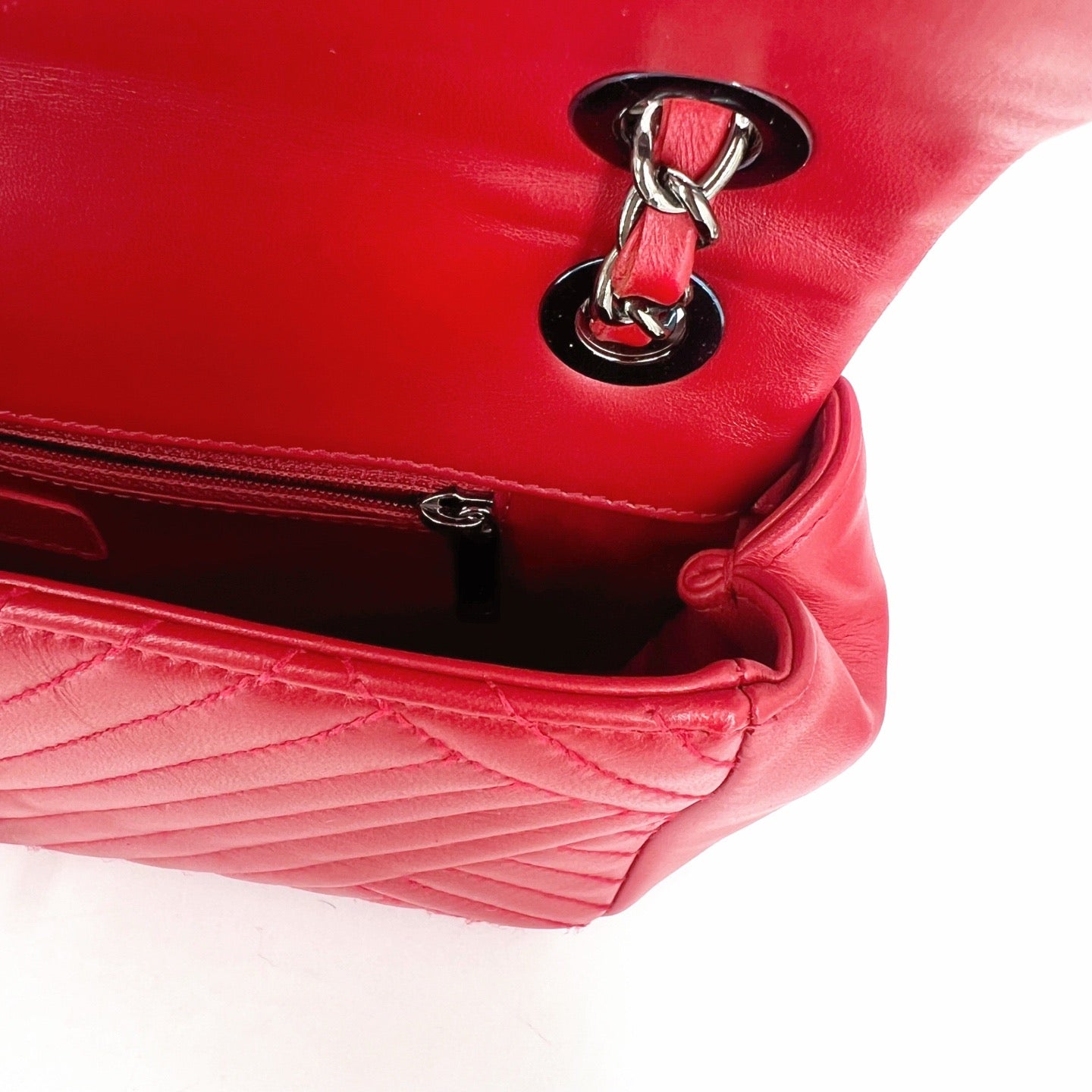 Chanel - Classic Flap - Leather - Red - (medium)