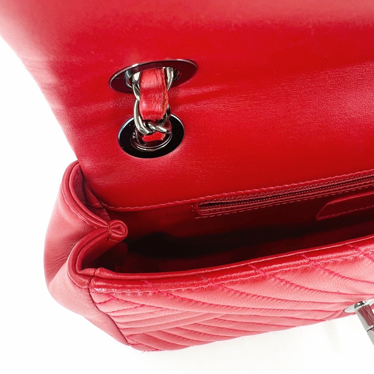 Chanel - Classic Flap - Leather - Red - (medium)