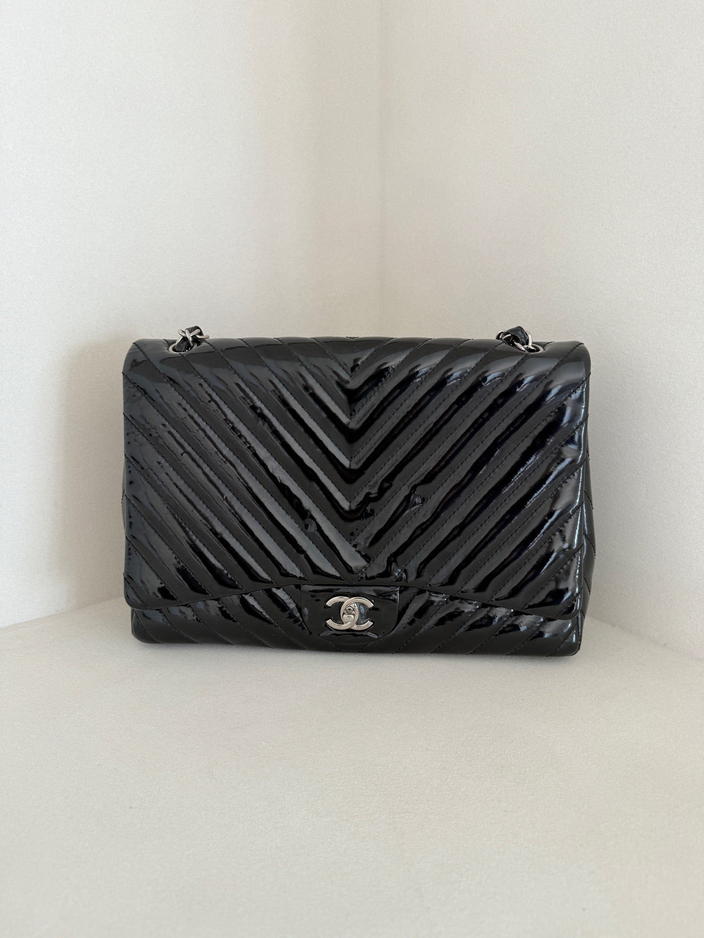 Chanel - Classic Flap Maxi - Patent leather - Black - (extra-large)