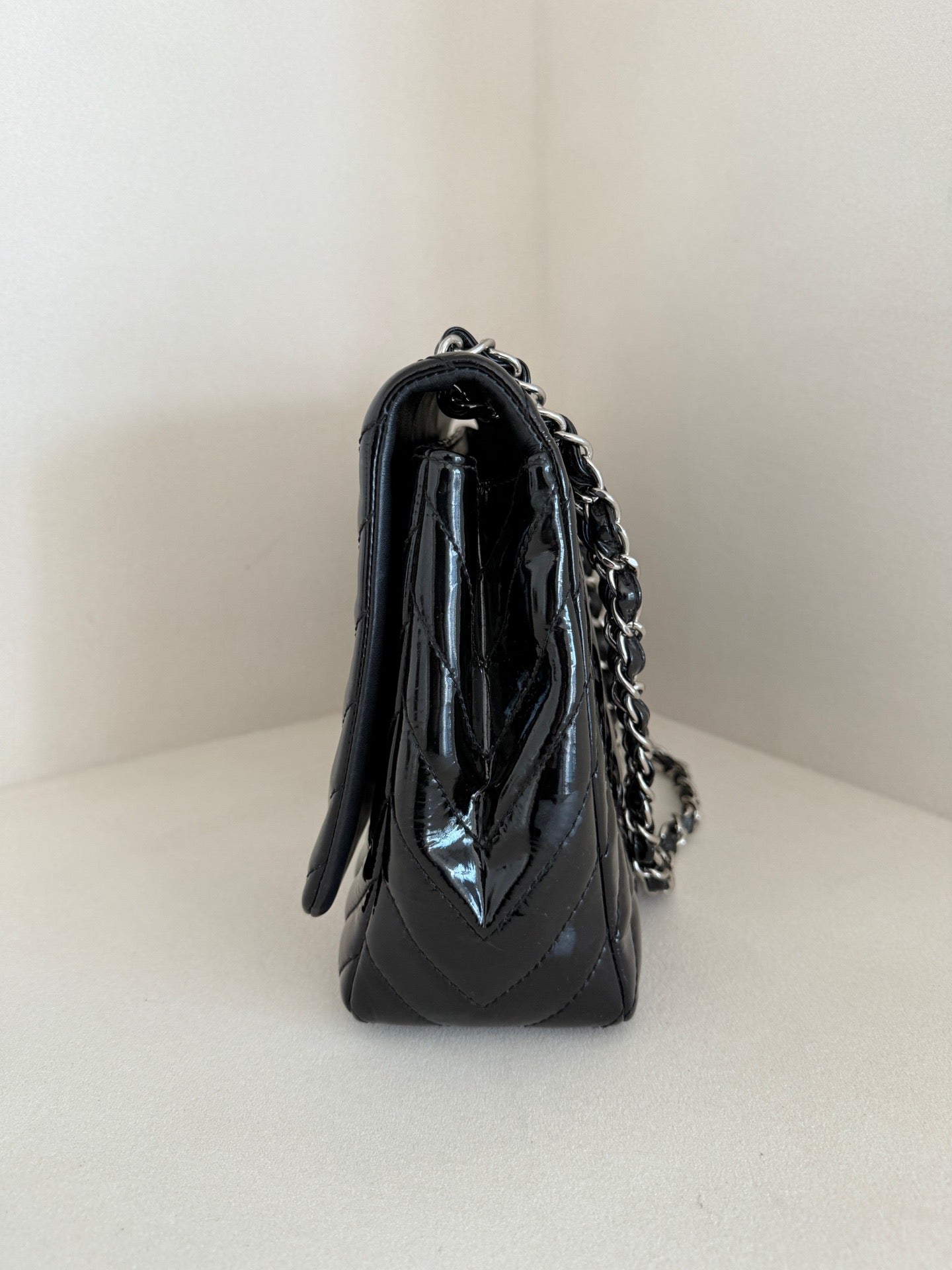 Chanel - Classic Flap Maxi - Patent leather - Black - (extra-large)