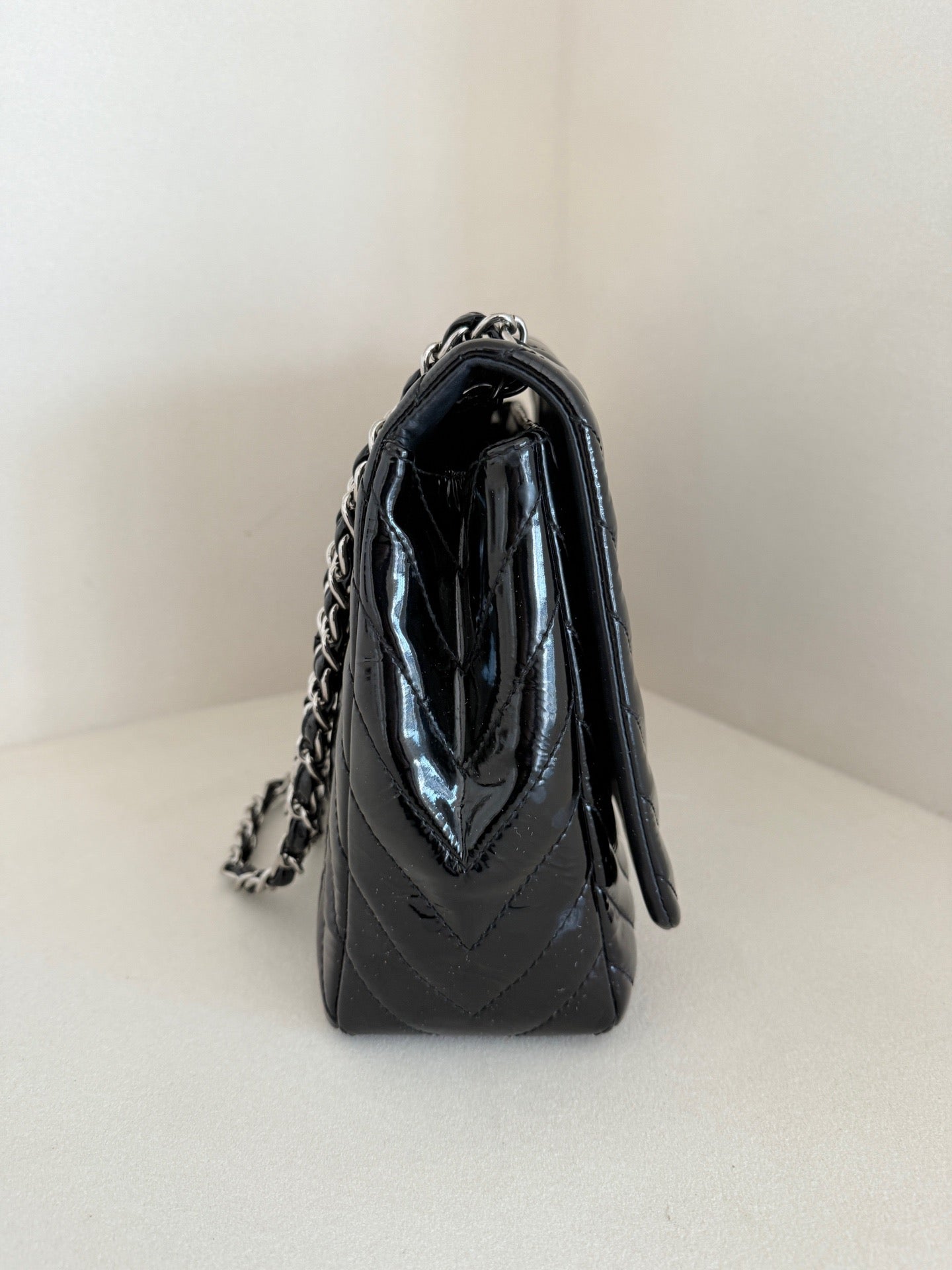 Chanel - Classic Flap Maxi - Patent leather - Black - (extra-large)