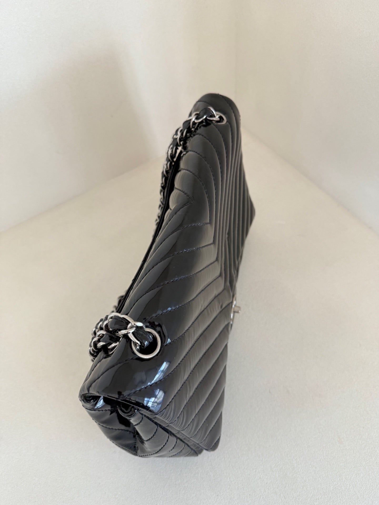 Chanel - Classic Flap Maxi - Patent leather - Black - (extra-large)
