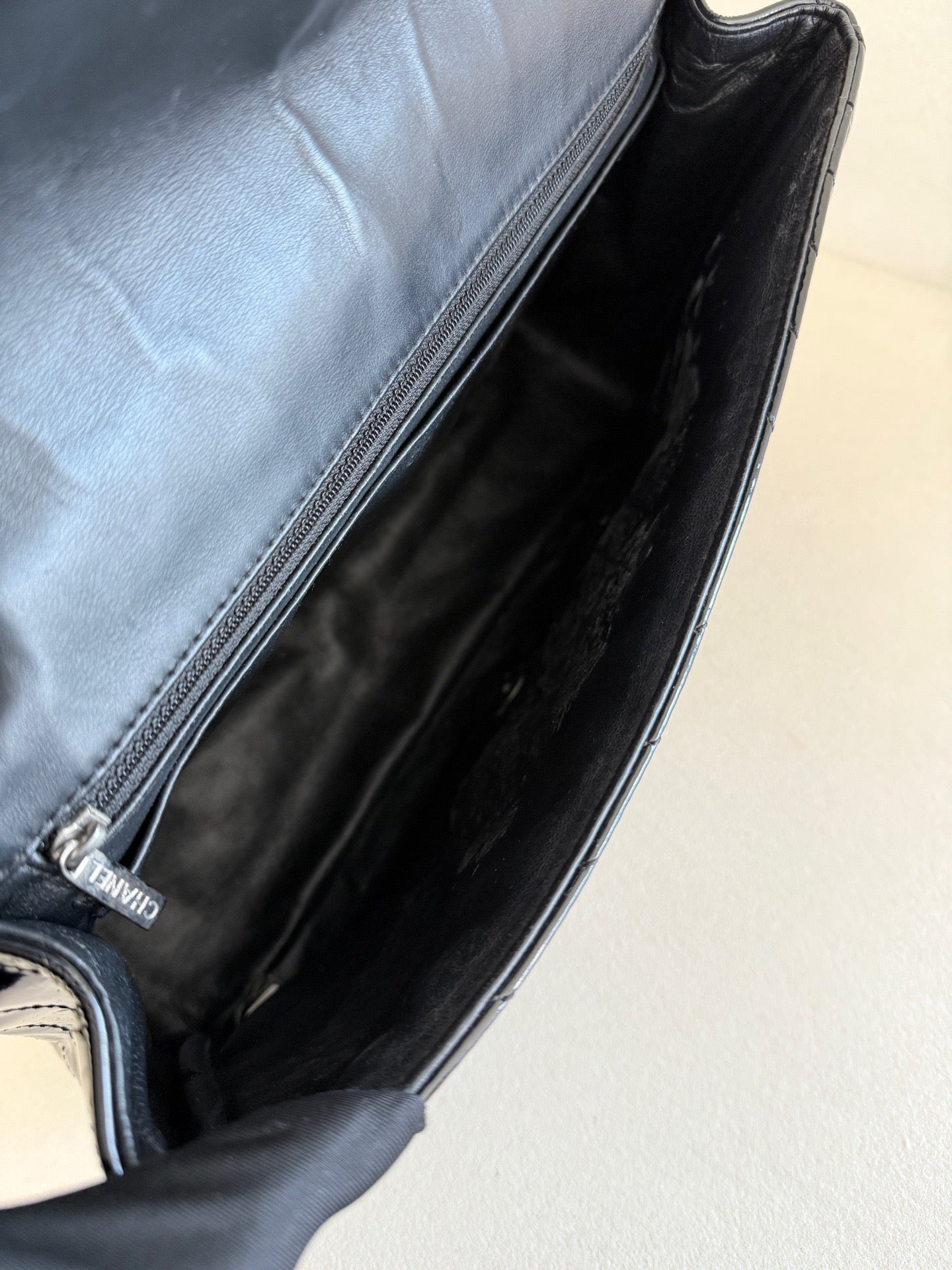 Chanel - Classic Flap Maxi - Patent leather - Black - (extra-large)