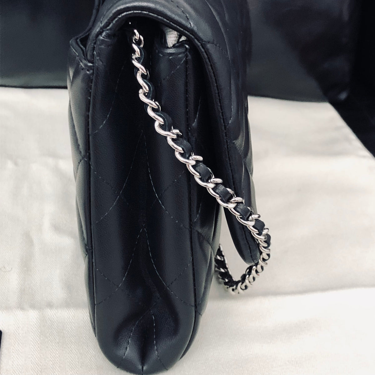 Chanel - Classic Flap Medium - Leather - Black - (medium)