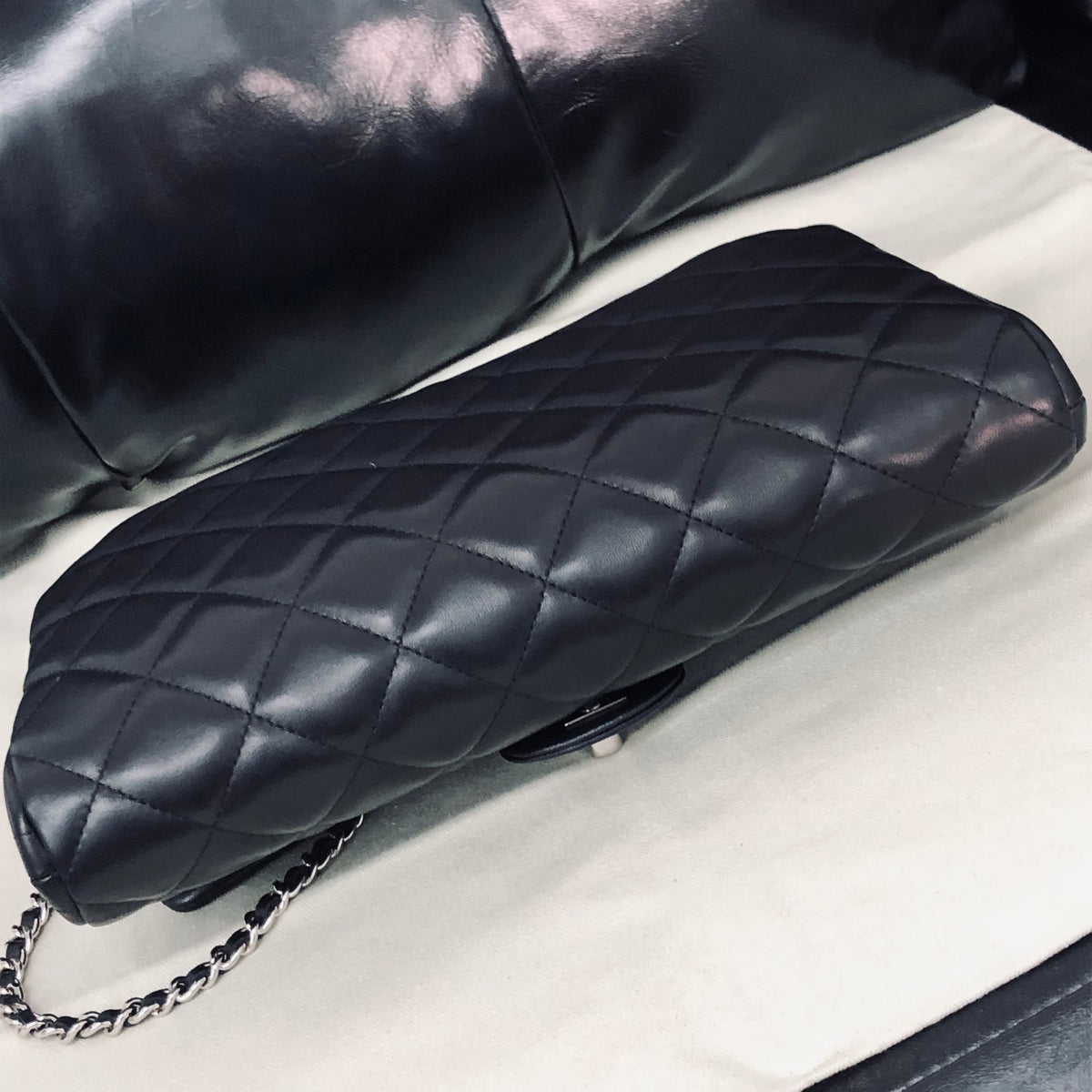 Chanel - Classic Flap Medium - Leather - Black - (medium)
