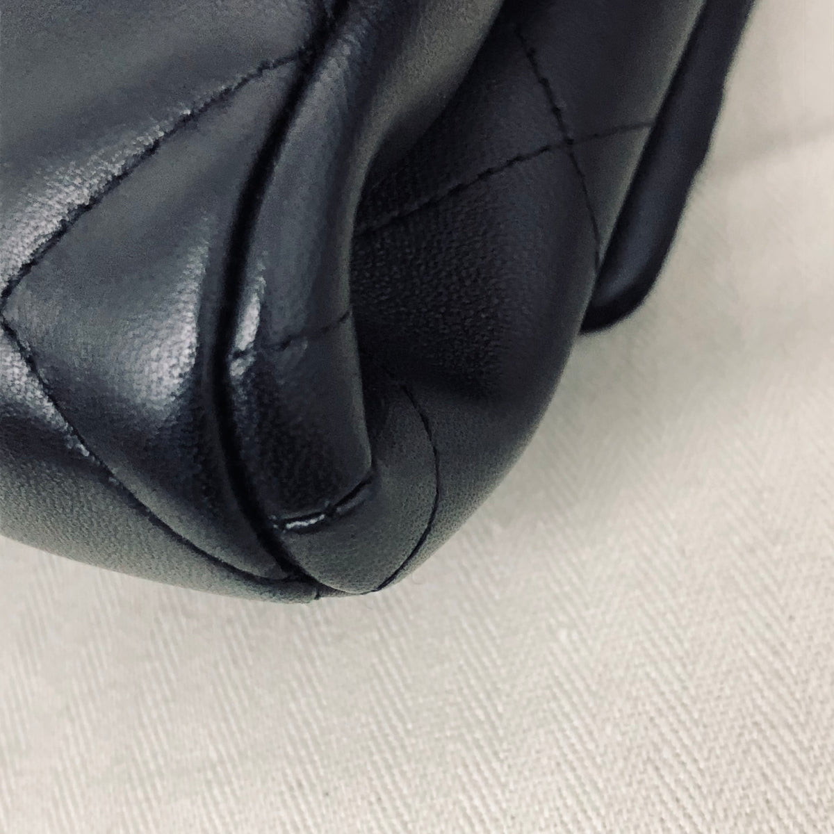 Chanel - Classic Flap Medium - Leather - Black - (medium)